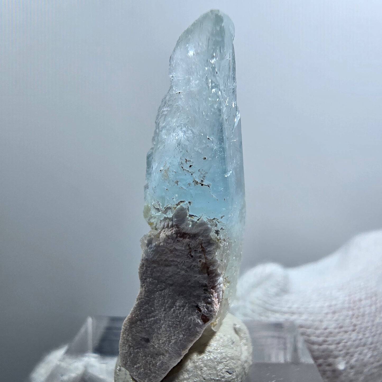 Aigue-marine rare, spécimen d'orthose, Erongo, Namibie, 35 x 12 x 8 mm