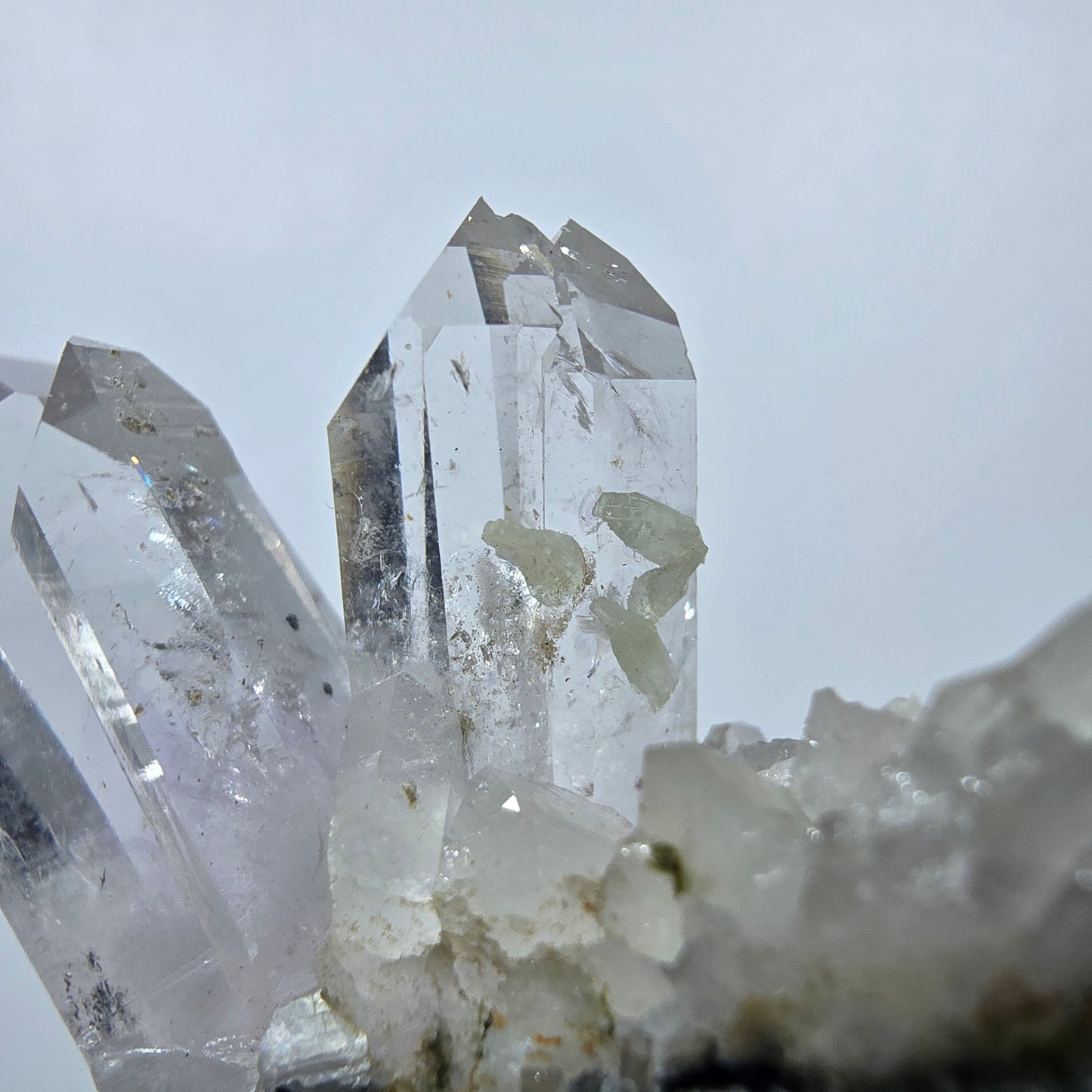 Spécimen d'améthyste fantôme, hématite, calcite, préhnite, mine de Streep, Namibie, 50 x 45 x 25 mm