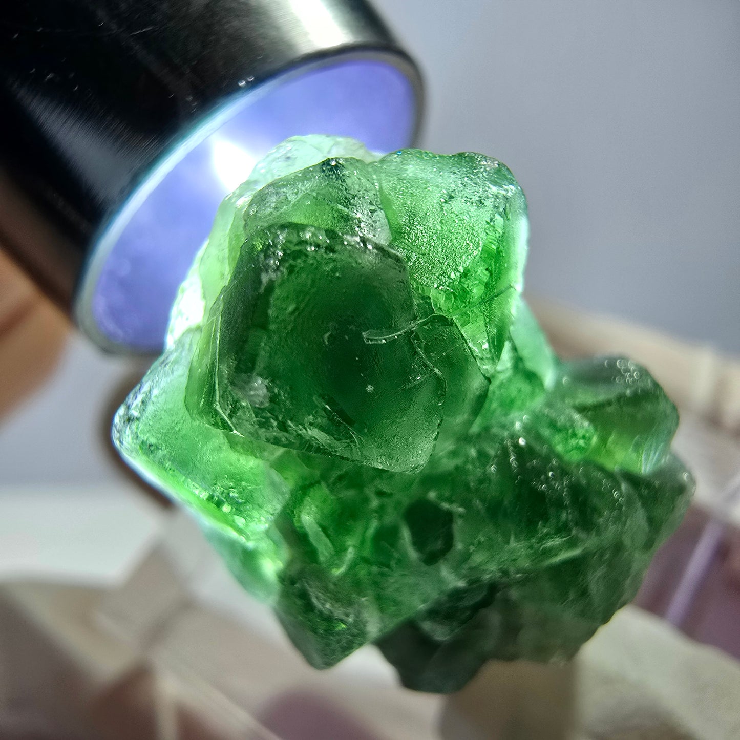 Cube de fluorite fantôme, muscovite et tourmaline Schorl, spécimen d'Erongo, Namibie, 29 x 19 x 17 mm