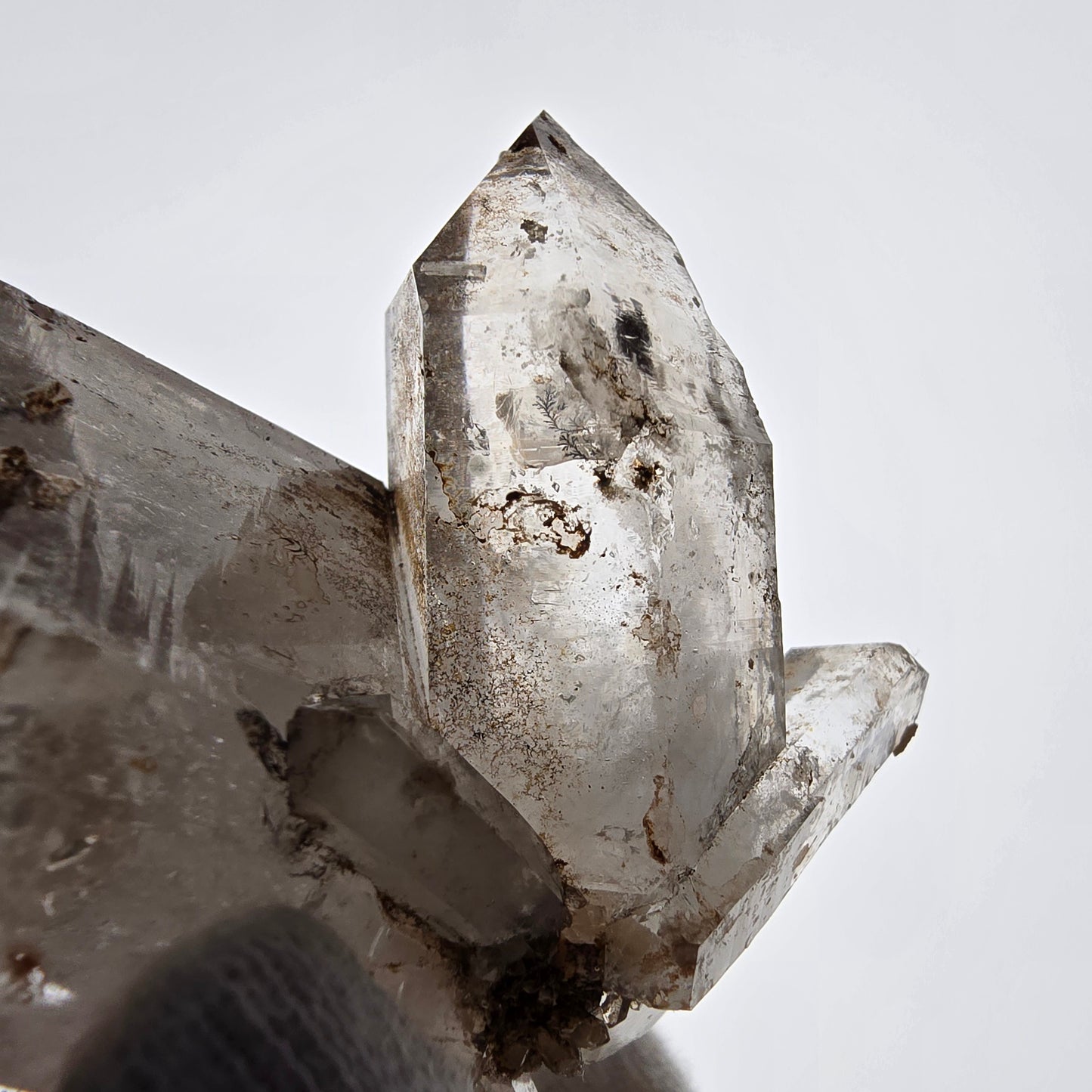 Sceptre squelette en quartz fumé DT, poche Saint-Valentin en calcite UV, Namibie 101 x 64 x 52 mm