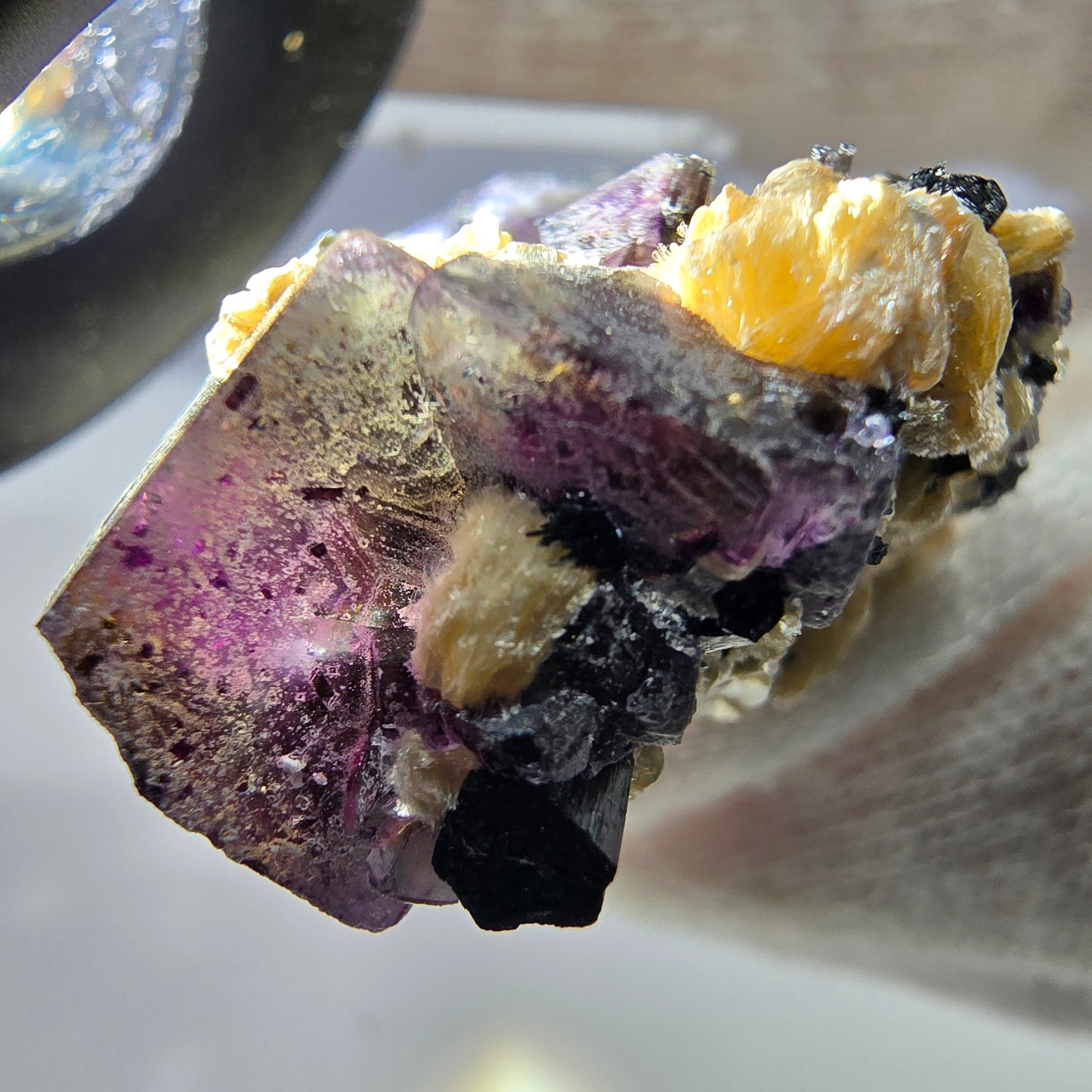 Spécimen de fluorite fantôme colorée et de tourmaline scholle muscovite, Erongo, Namibie, 44 x 29 x 22 mm