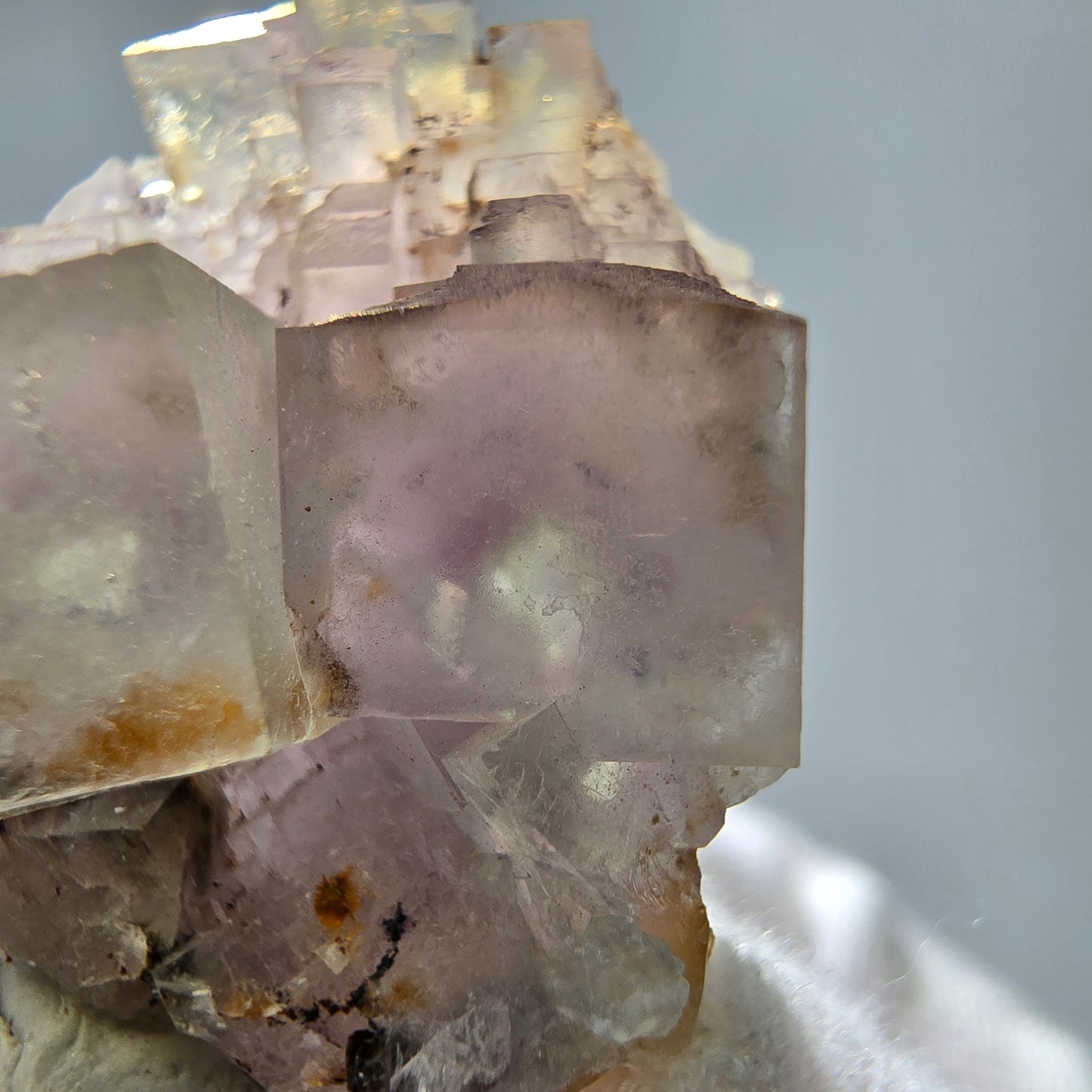 Seltene UV Phantom Fluorit Würfel, Quarz Stufe Brandberg, Namibia 28*25*14mm