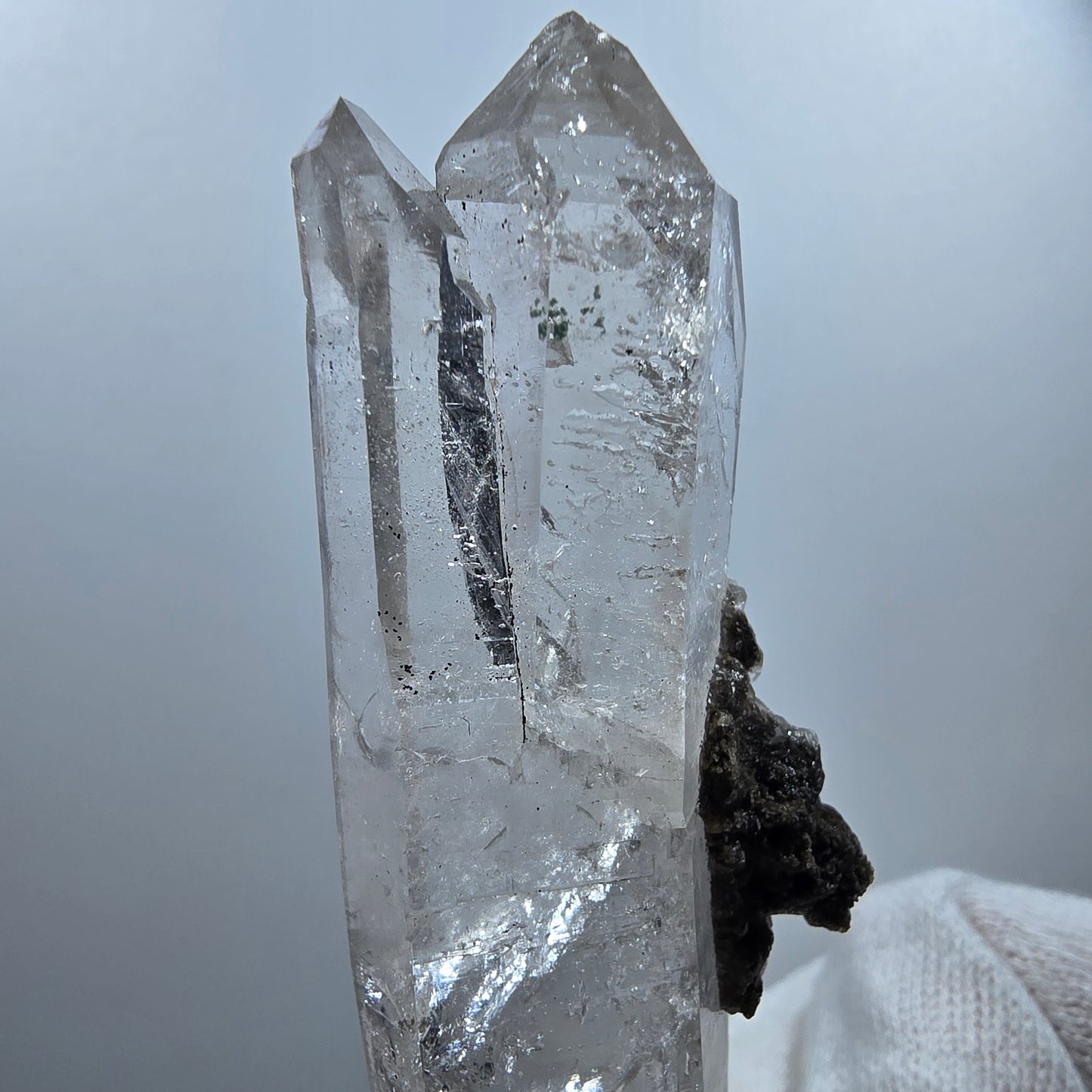 Quartz fumé DT Enhydro, sceptre, calcite UV, 4 parures de poche Bubble Valentine. Namibie, 76 x 26 x 12 mm.