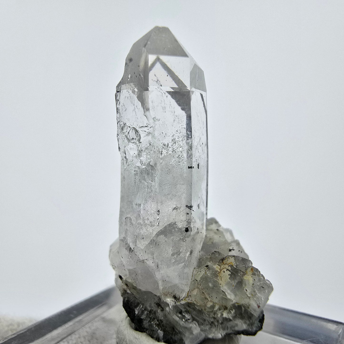 Klarer Quarz mit UV Calcit und Hämatit Streep Mine Goboboseb Namibia 28*15*13mm