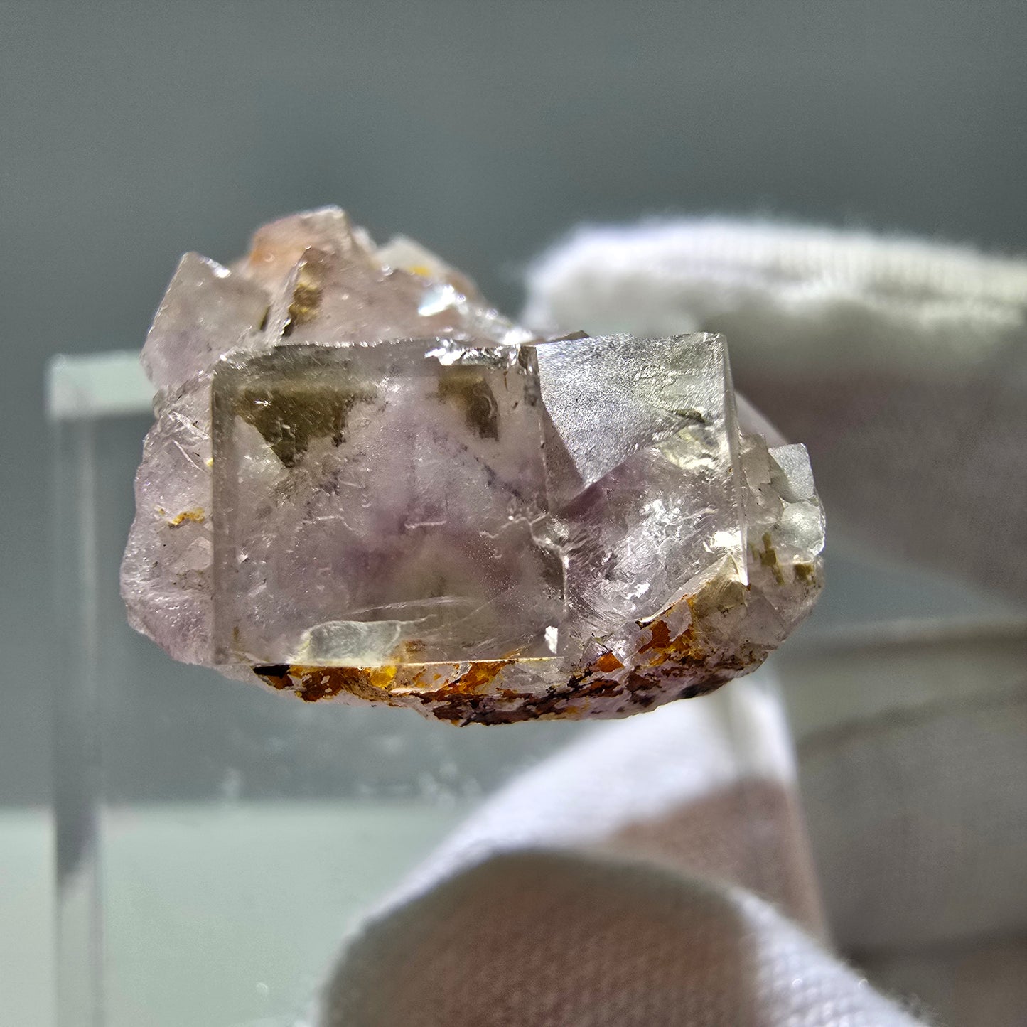 Seltene UV Phantom Fluorit Würfel Stufe lila weiß Brandberg, Namibia 24*19*10mm