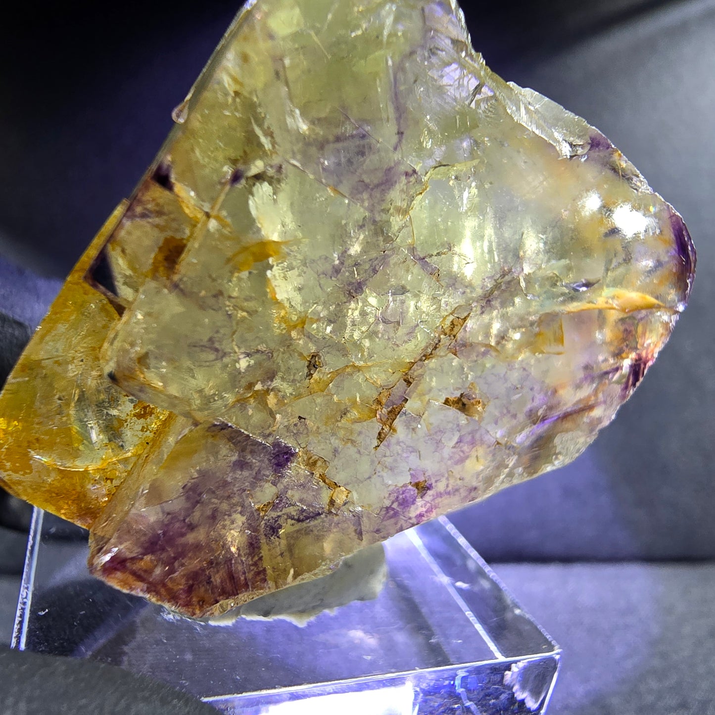 Klarer Phantom Honey Pocket Fluorit Würfel gelb lila 30*28*19mm Okorusu, Namibia