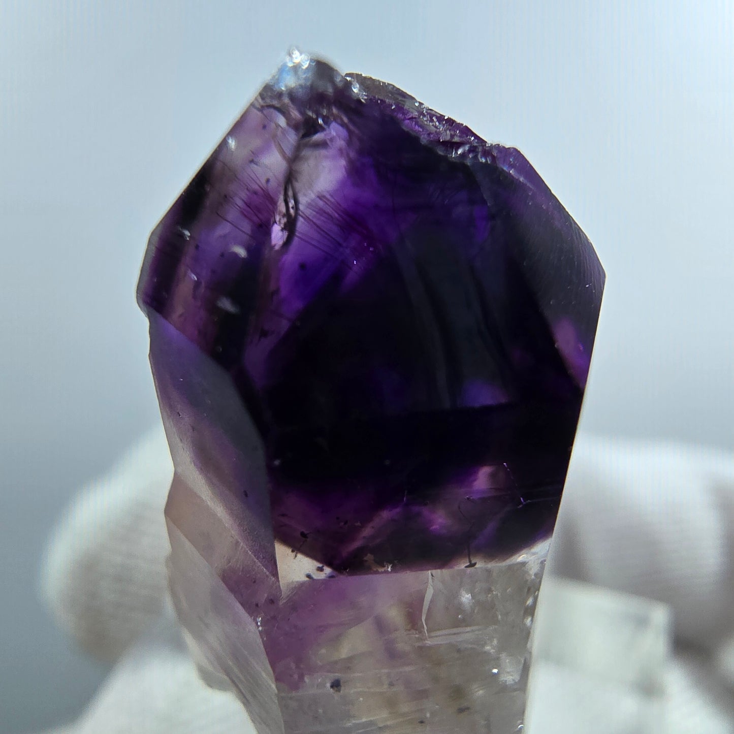 Pointe de sceptre en améthyste fantôme rare à Goboboseb, Namibie, 33 x 15 x 12 mm