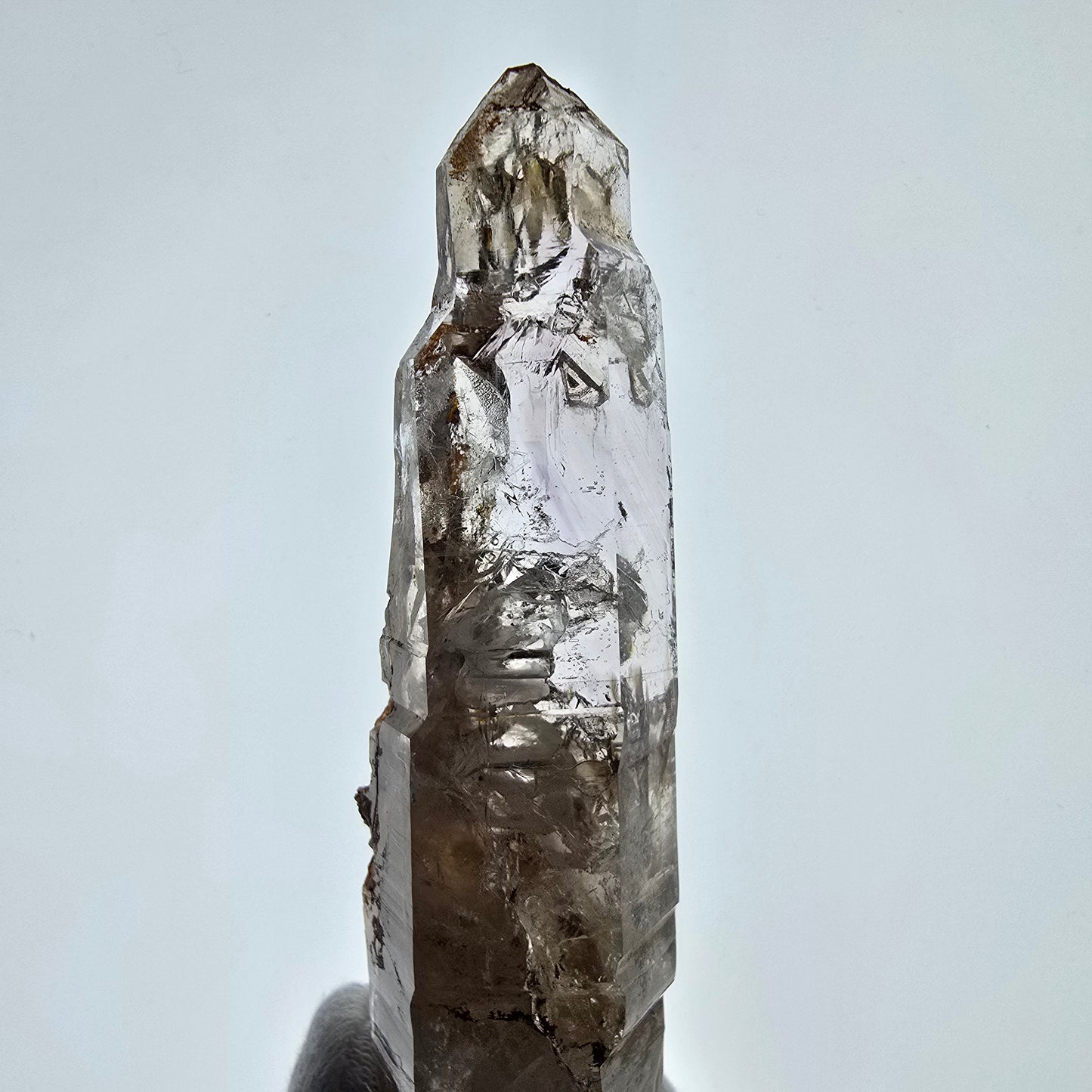 Sceptre DT en quartz fumé squelette Enhydro, parure de poche Valentine en calcite UV. Namibie 128 x 32 x 27 mm