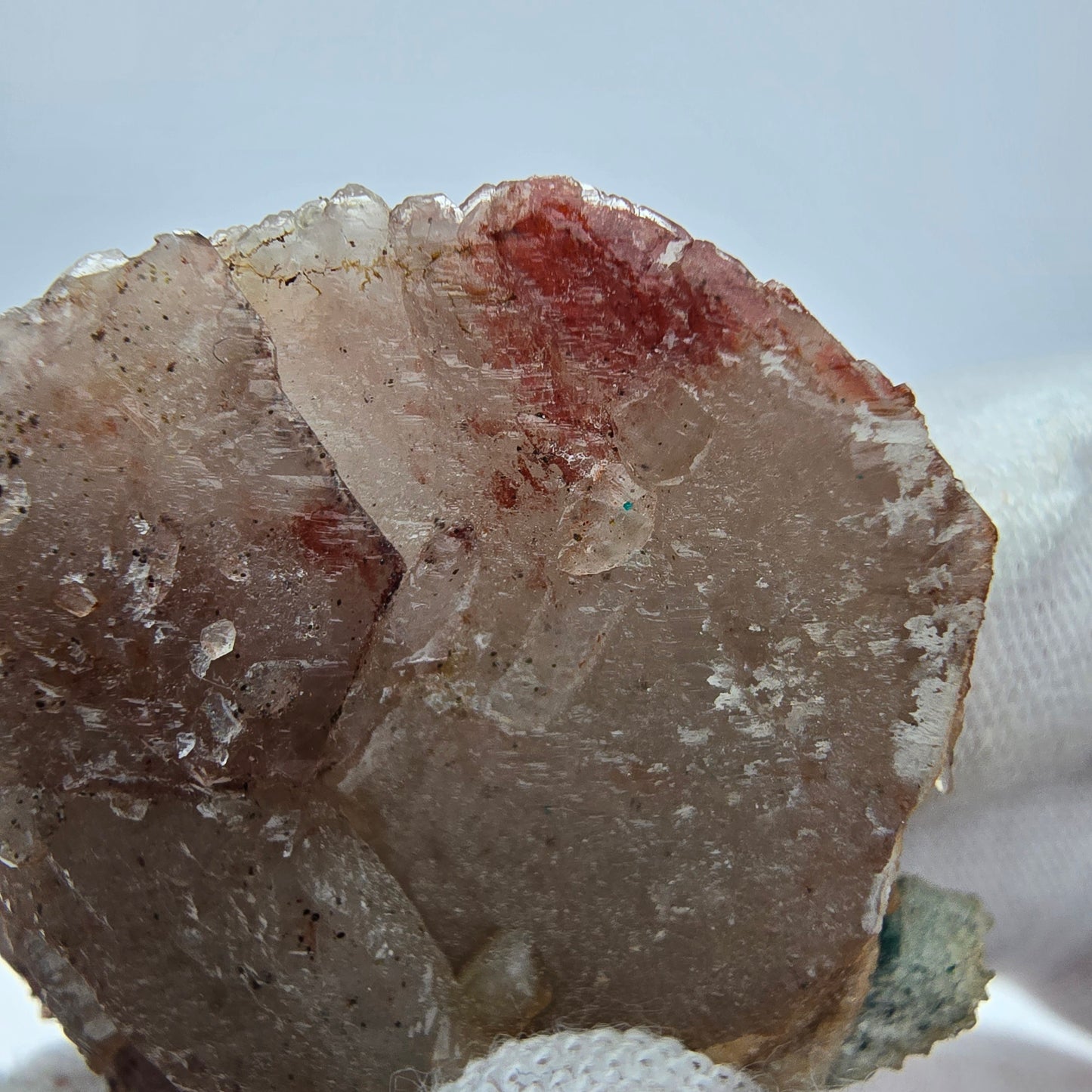 Seltene Dioptas auf rotem Calcit Stufe Kaokoveld, Namibia 36*36*10mm Sammlung