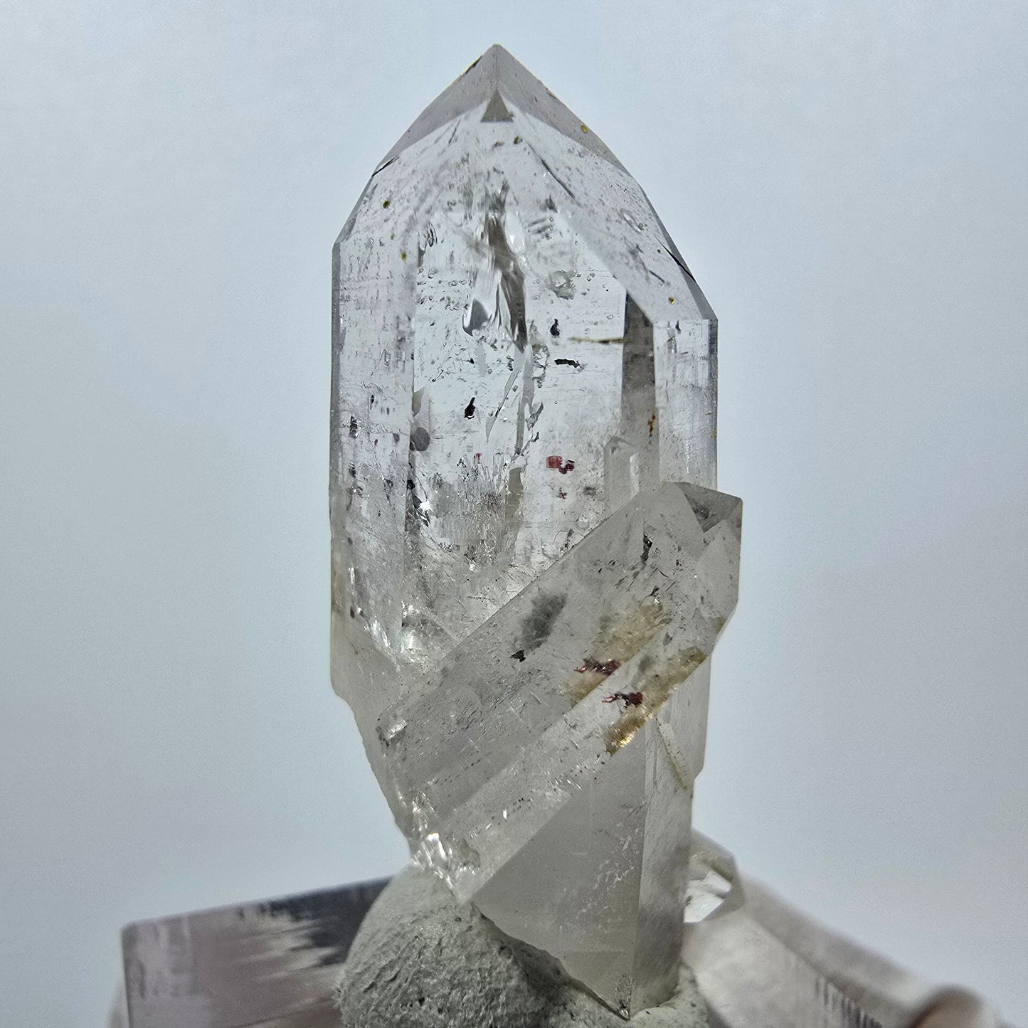 Quartz clair, préhnite, hématite, mine Point Streep, Goboboseb, Namibie, 38 x 22 x 16 mm