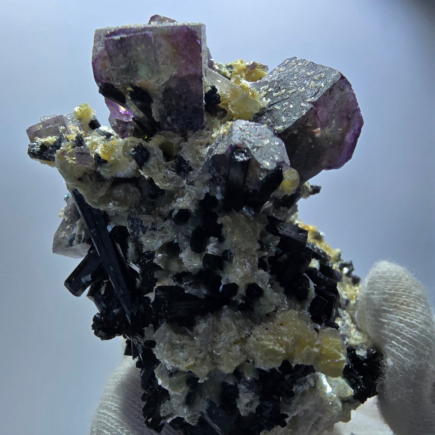 Fluorite fantôme colorée, tourmaline schol, hyalite, quartz fumé, muscovite, Erongo, Namibie, 78 x 70 x 48 mm