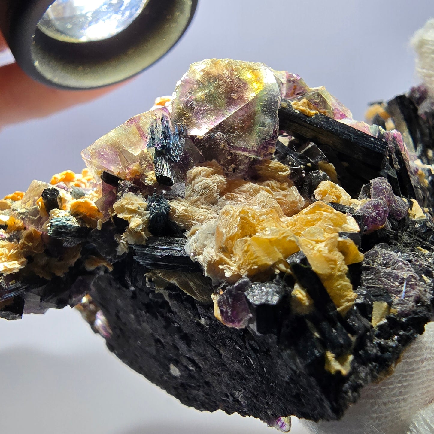 Spécimen de fluorite fantôme colorée, tourmaline scholle, muscovite, Erongo, Namibie, 91 x 57 x 38 mm