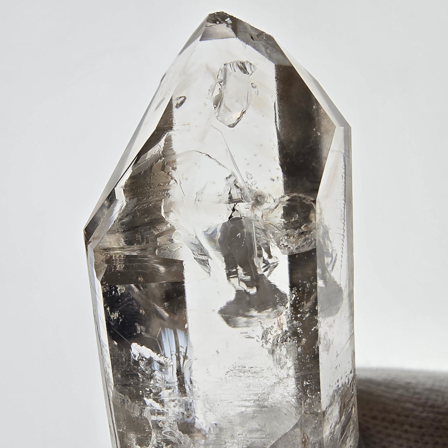 Sceptre de poche en quartz fumé fantôme squelette, Namibie, 57 x 25 x 18 mm