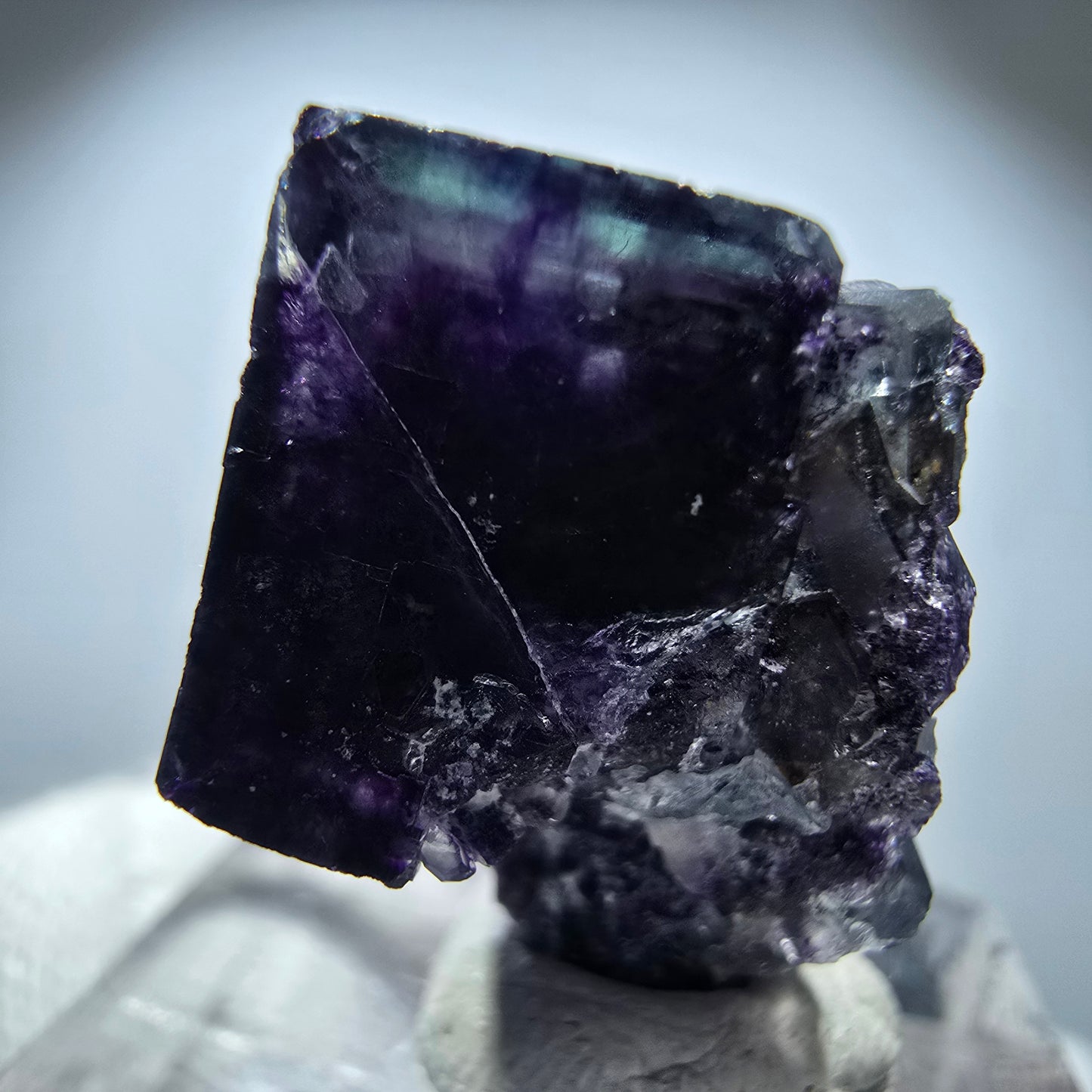 Spécimen rare de cube de fluorite fantôme, vert zonal et violet, Okorusu, Namibie, 25 x 18 x 14 mm