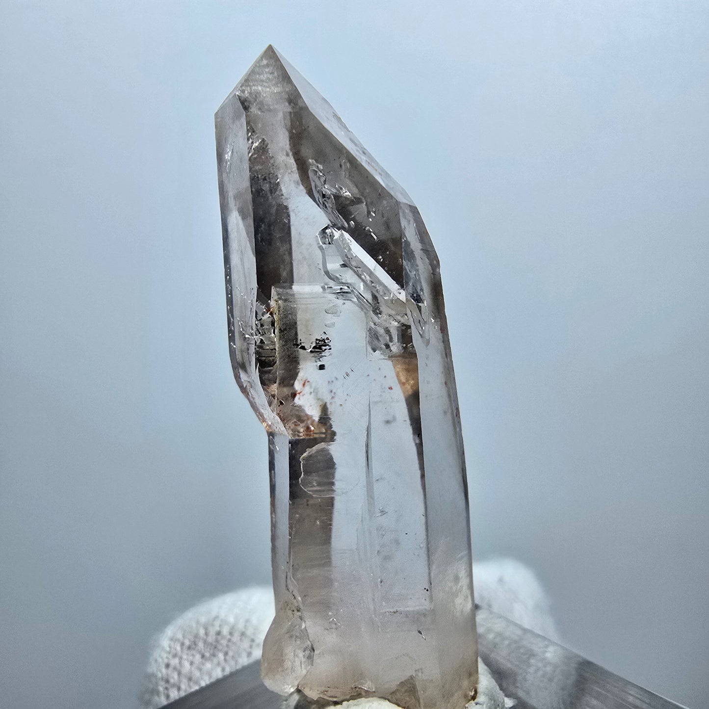 Pointe de sceptre en quartz fumé fantôme transparent, Goboboseb, Namibie, 45 x 11 x 14 mm