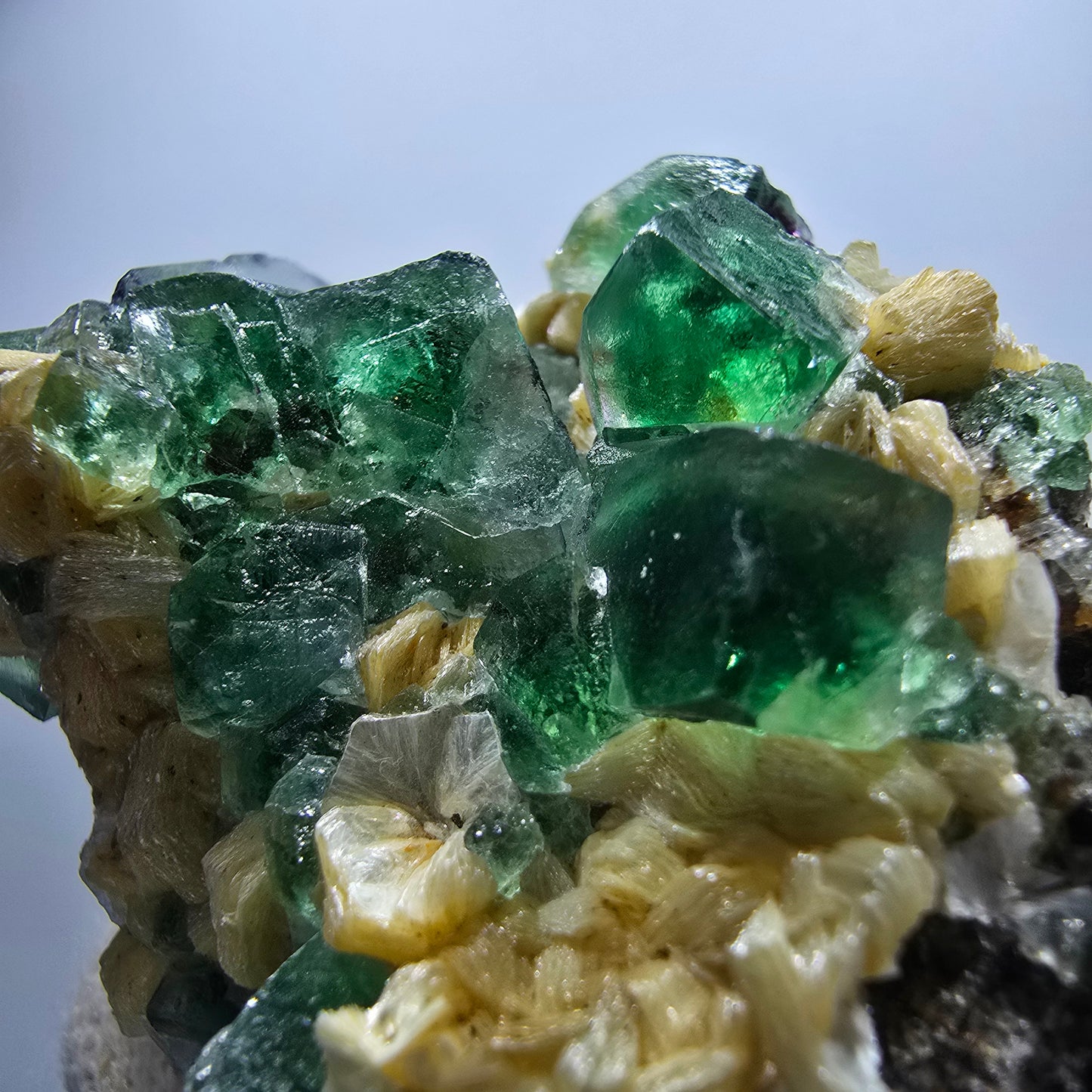 Fluorite fantôme Schörl, tourmaline, calcite, muscovite, stade Erongo, Namibie, 52 x 43 x 34 mm