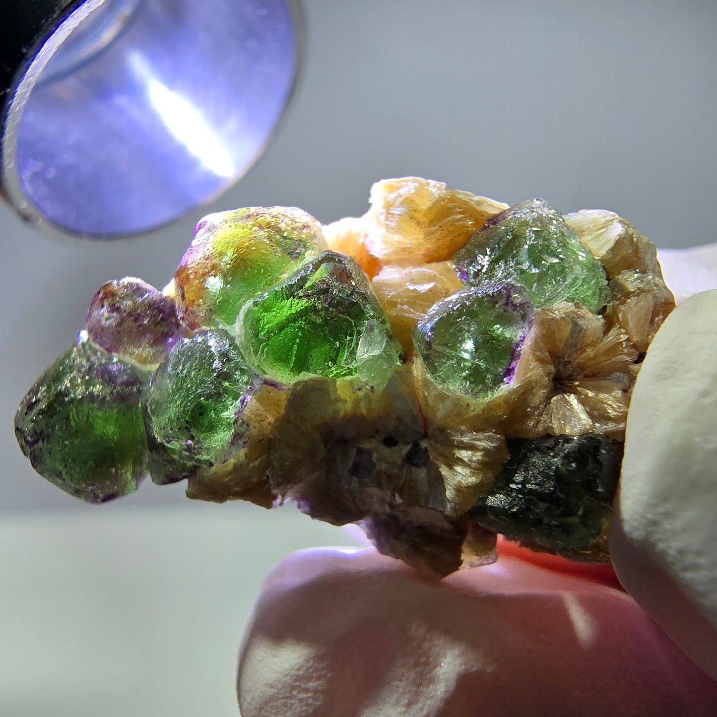 Cube de fluorite fantôme, zonal, spécimen de muscovite, Erongo, Namibie, 28 x 16 x 1 mm