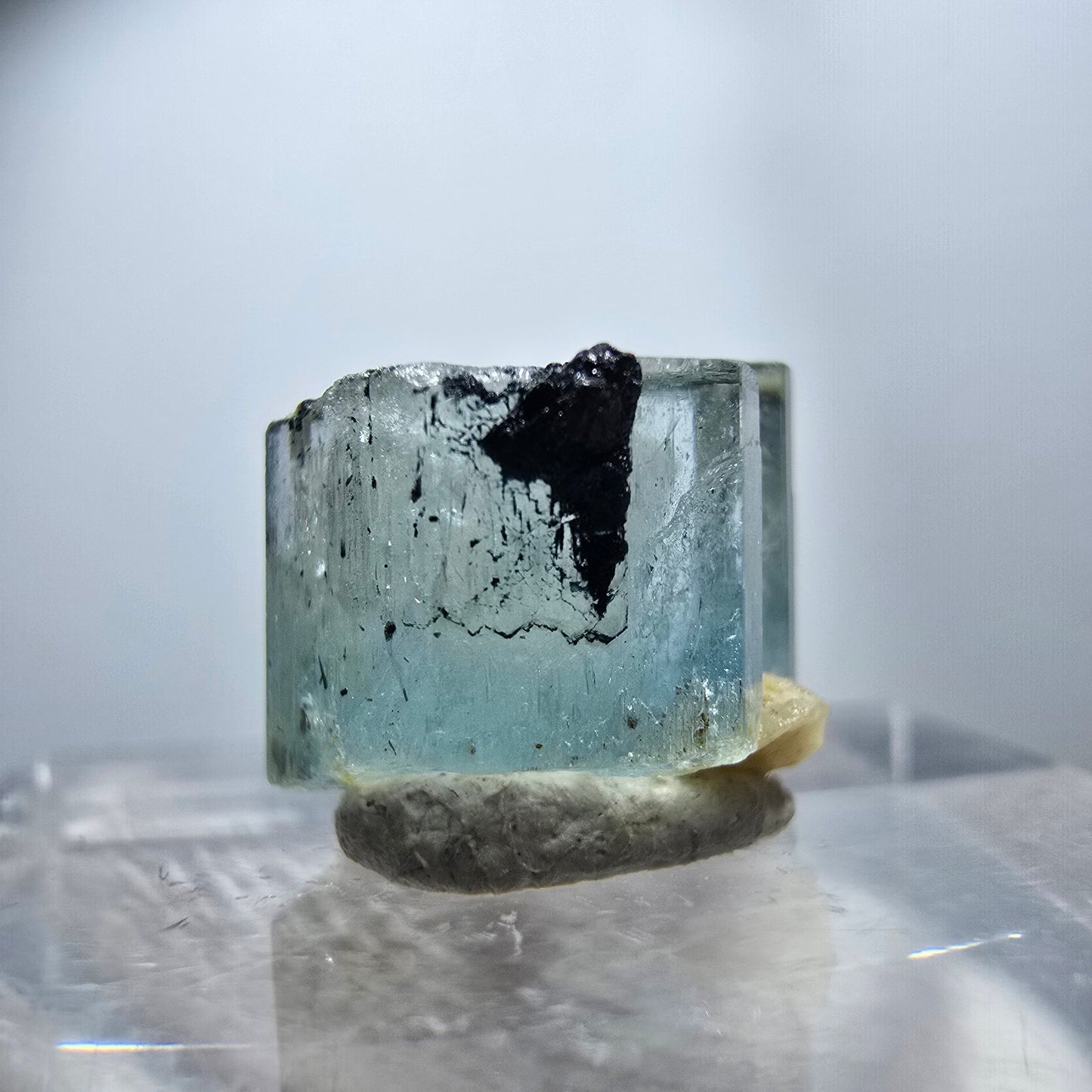 Seltener Aquamarin X mit Schörl Turmalin Erongo, Namibia 12*9*9mm