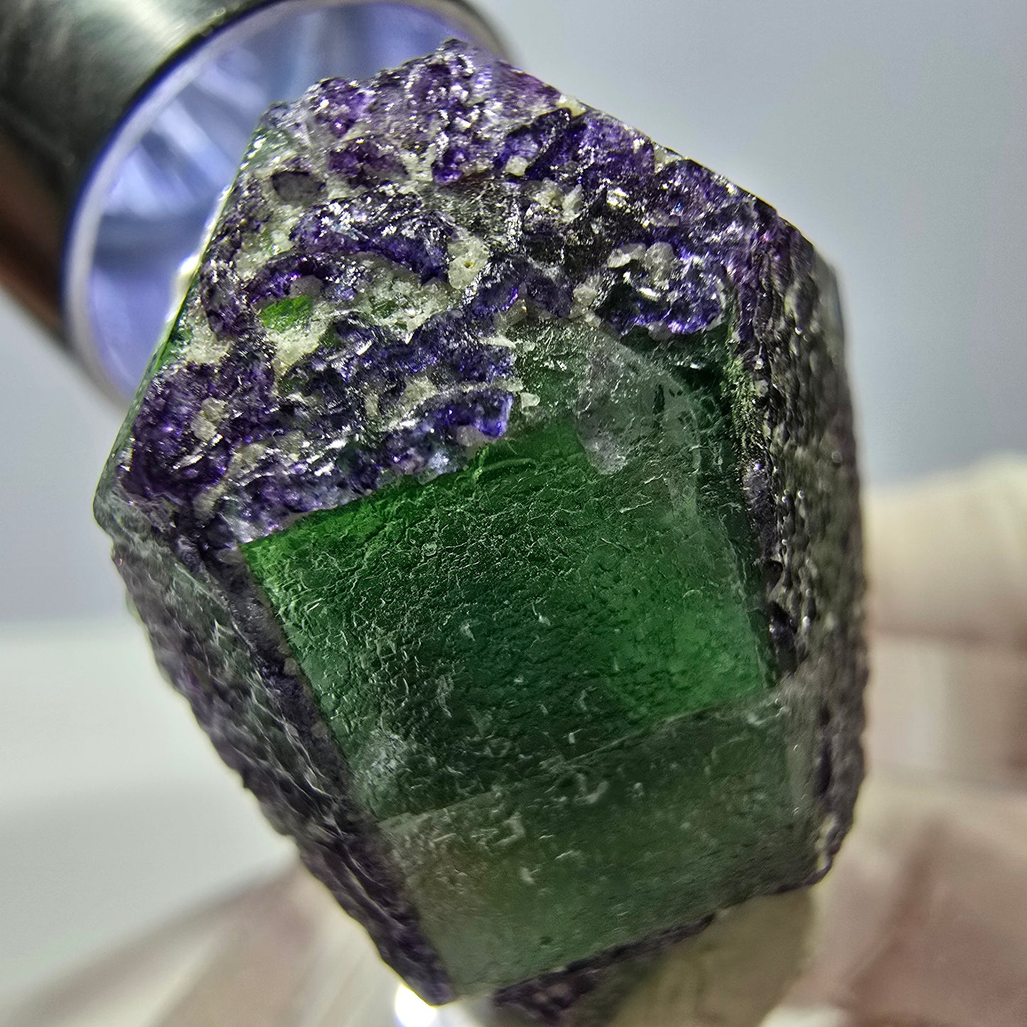 Cube hexagonal de fluorite fantôme, muscovite, tourmaline Schörl, Erongo, Namibie, 26 x 21 x 16 mm