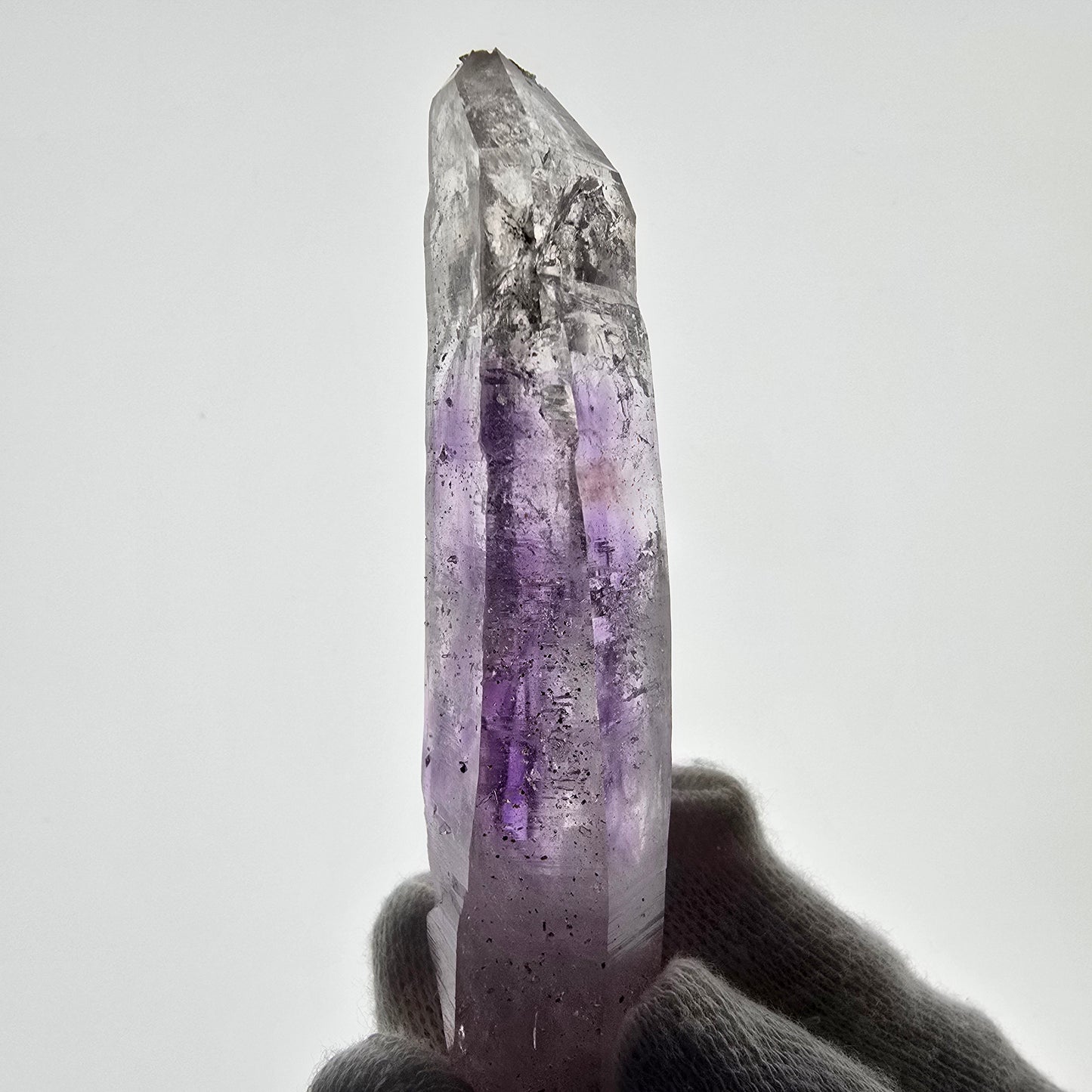 Sceptre fantôme squelette en améthyste, poche Saint-Valentin, Goboboseb, Namibie, 79 x 24 x 15 mm