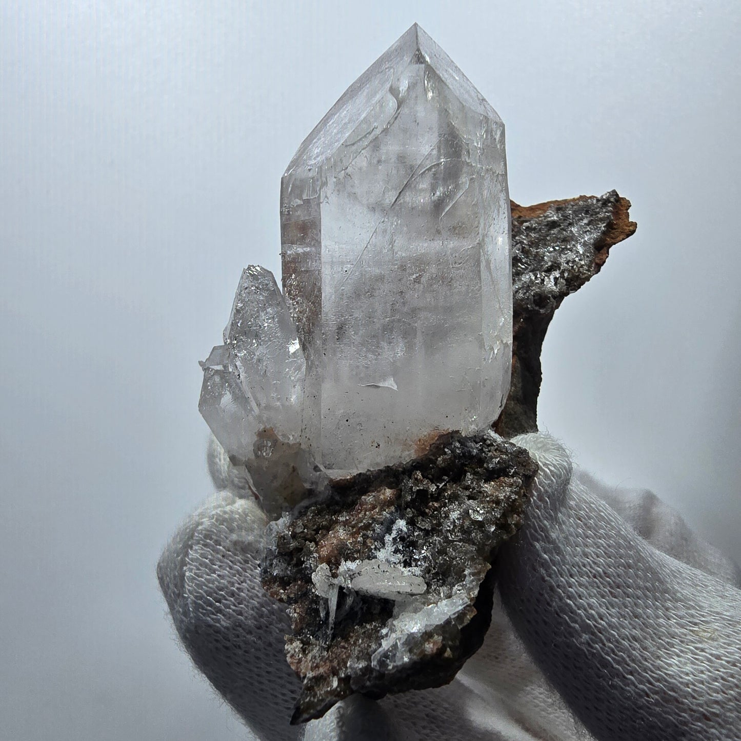 Quartz fumé fantôme hématite, calcite UV sur matrice Valentine Pocket Gob. Namibie 82 x 57 x 53 mm