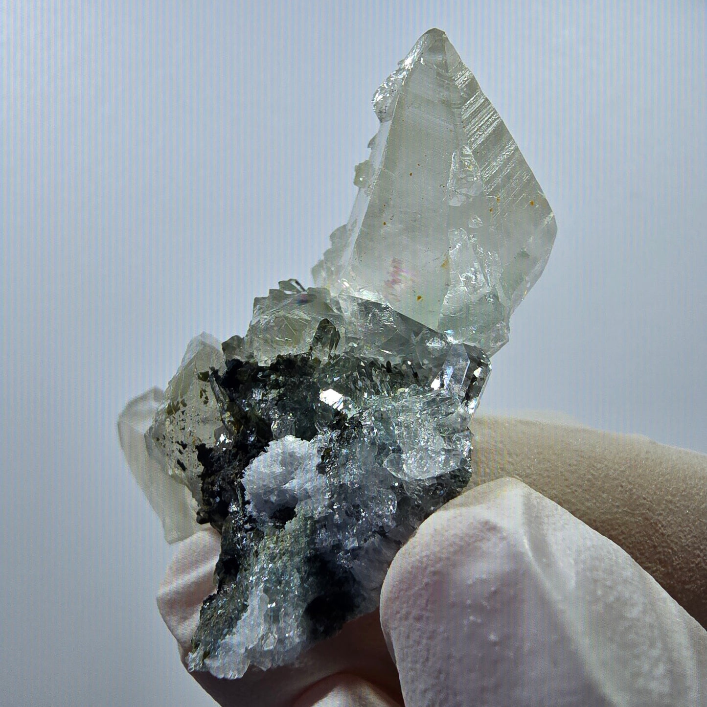 Spécimen rare de calcite UV et de préhnite, mine Streep, Goboboseb, Namibie, 44 x 34 x 20 mm