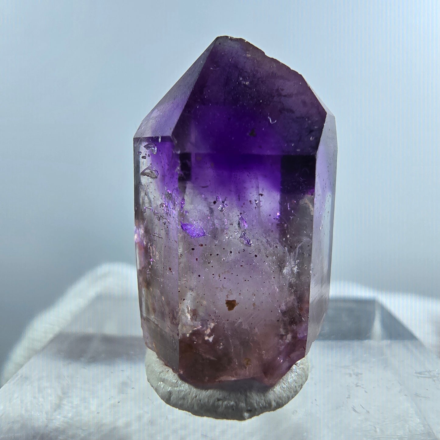 Pointe de sceptre en améthyste fantôme rare à Goboboseb, Namibie, 21 x 12 x 11 mm