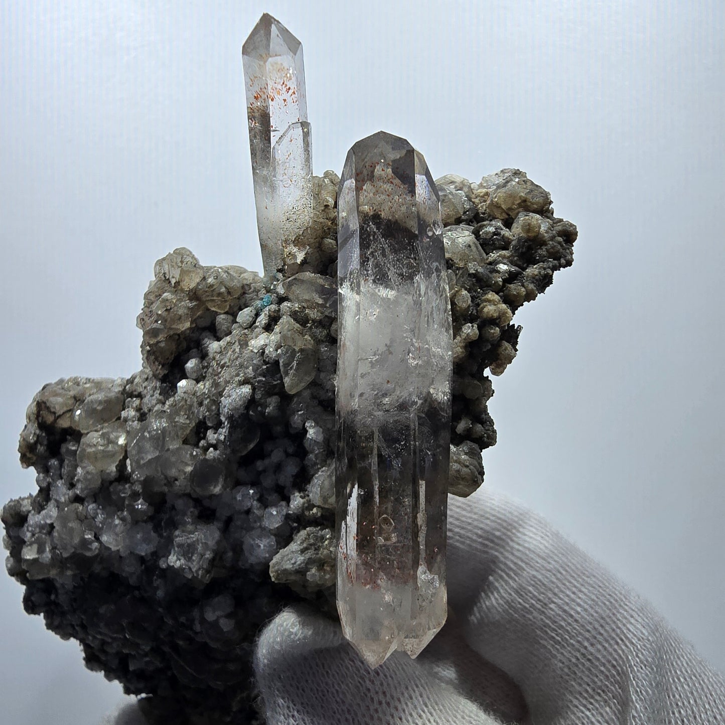 Quartz fumé Harlequin DT, calcite UV, spécimen de chrysocolle, Valentine Pocket, Namibie, 108 x 64 x 44 mm
