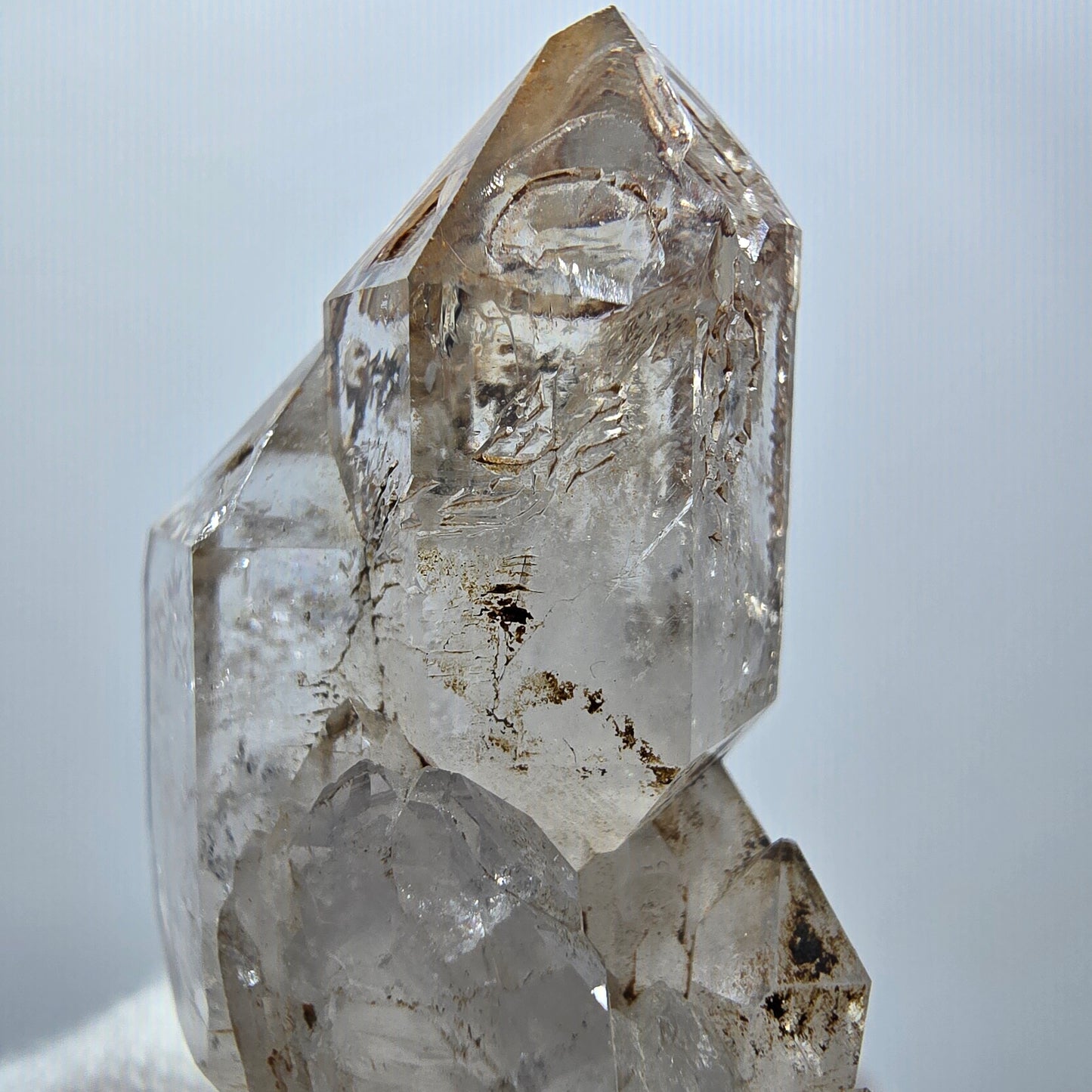 Amas de sceptres en quartz fumé fantôme transparent, Goboboseb, Namibie, 50 x 28 x 17 mm