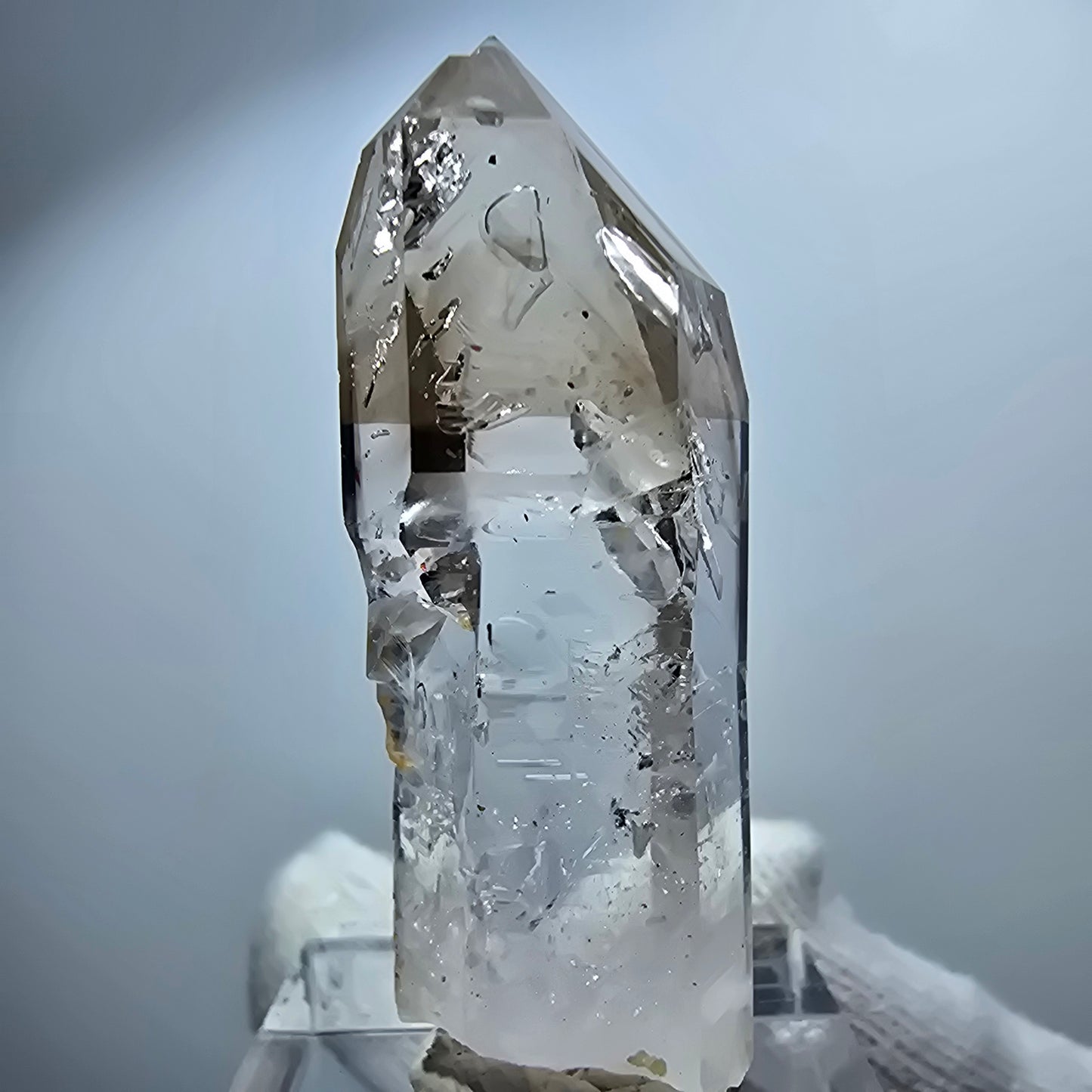 Pointe de sceptre en quartz fumé fantôme transparent, Goboboseb, Namibie, 45 x 13 x 14 mm