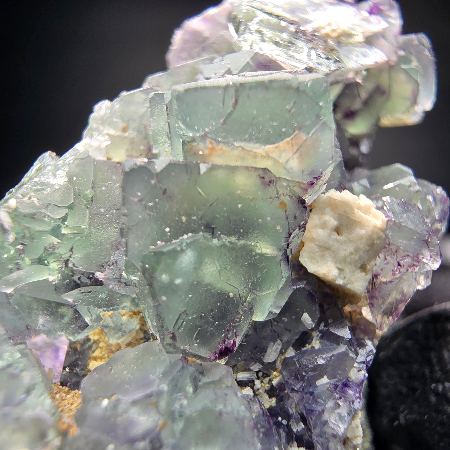 Klare zonare Fluorit Würfel auf Schörl Turmalin Stufe Erongo, Namibia 51*41*26mm