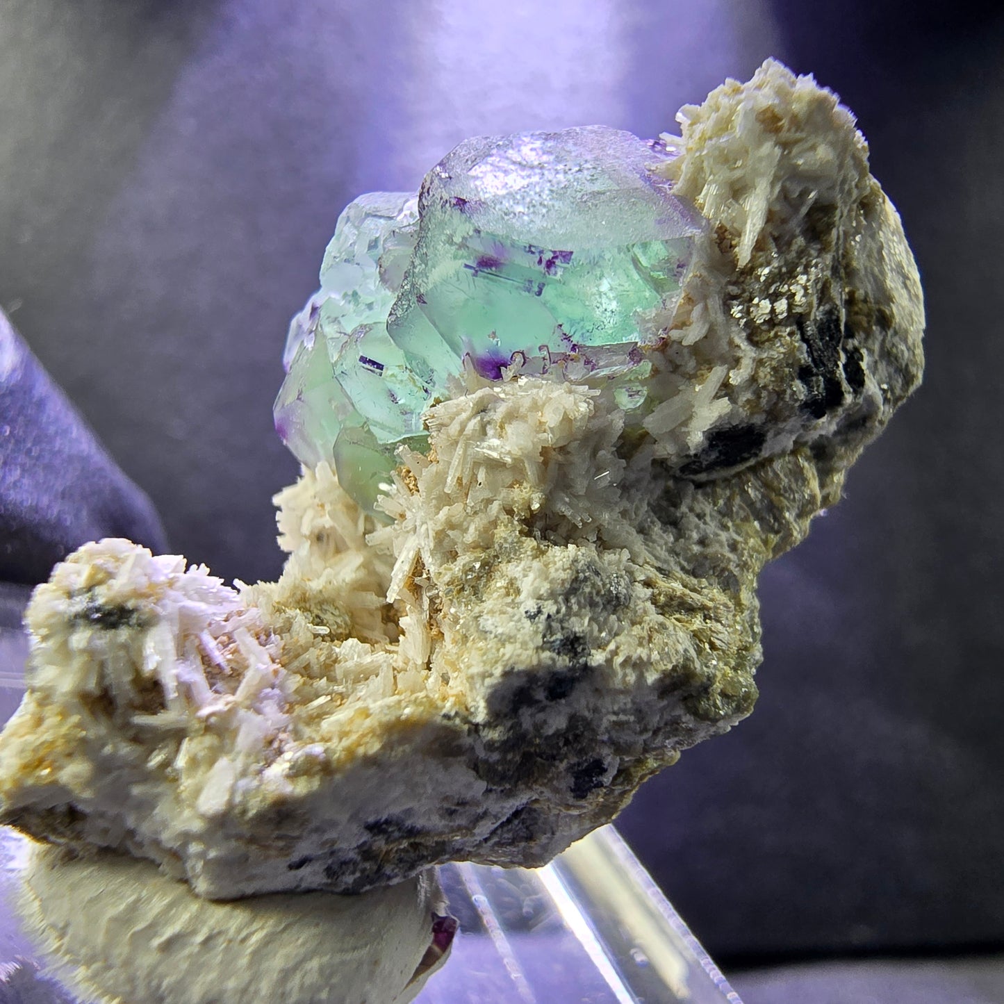 Octaèdre de fluorite fantôme, marche d'orthose muscovite 29*18*17mm Erongo, Namibie