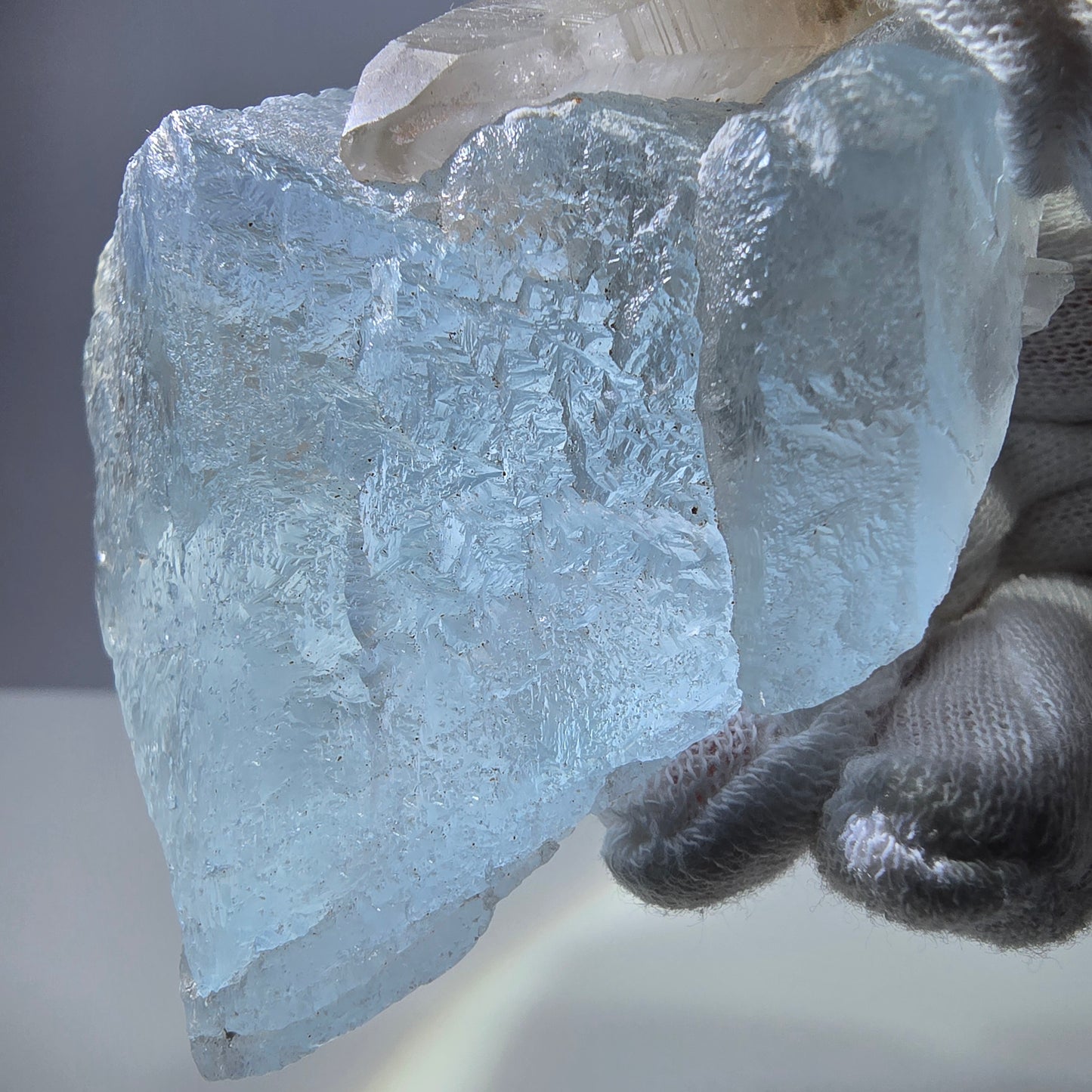 Grand spécimen de fluorite bleue et de quartz fumé, montagnes Erongo, Namibie, 93 x 67 x 36 mm