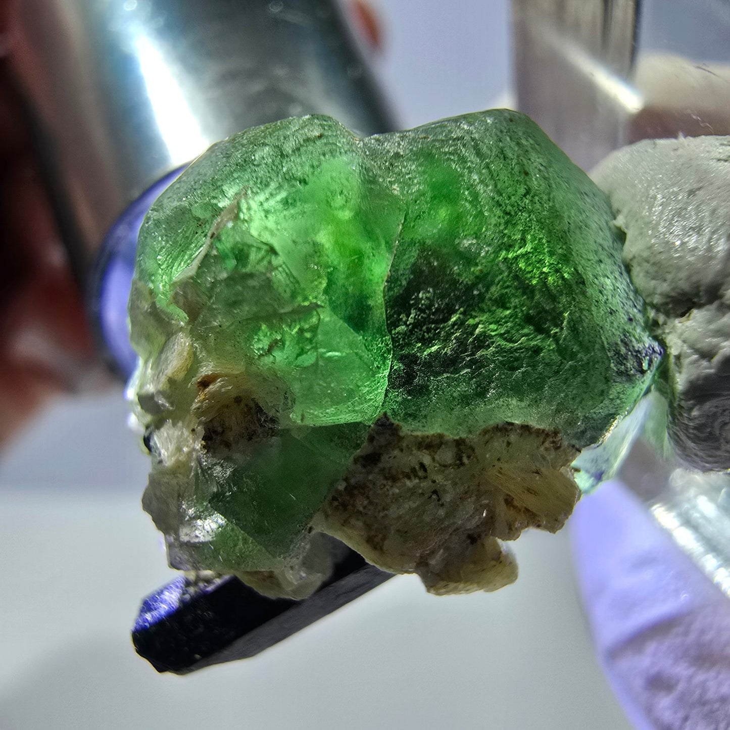 Cube hexagonal de fluorite fantôme, muscovite, tourmaline Schörl, Erongo, Namibie, 22 x 17 x 12 mm