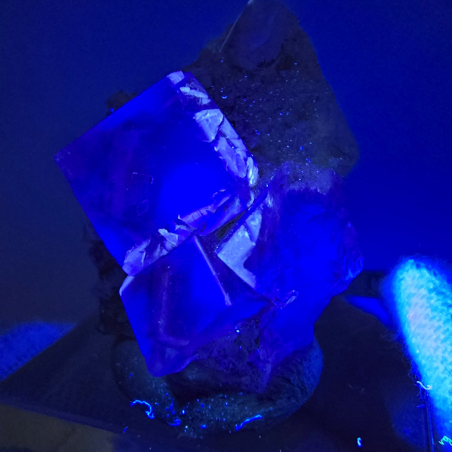 Seltene UV Phantom Fluorit Würfel, Quarz Stufe Brandberg, Namibia 25*22*12mm