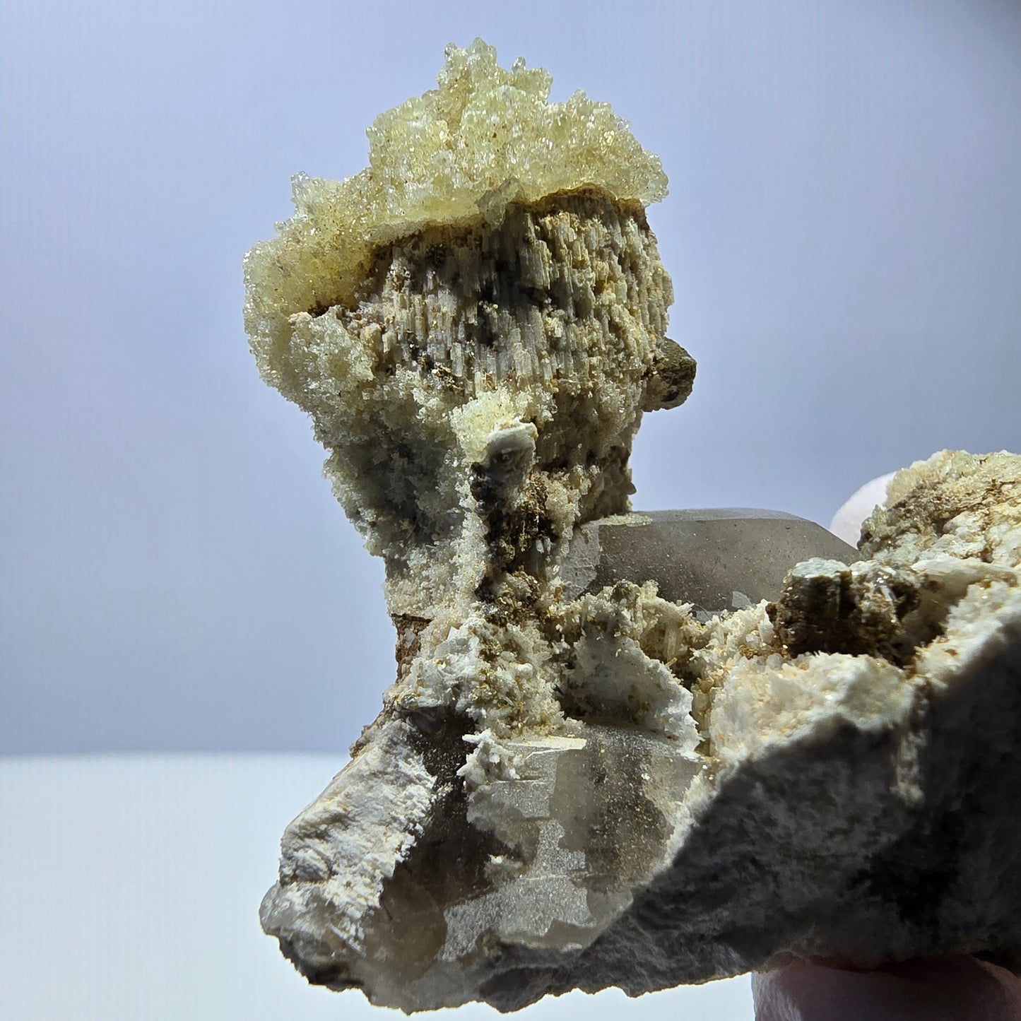 Spécimen rare d'opale hyalite, de quartz fumé et d'orthose, Erongo, Namibie, 70 x 61 x 30 mm