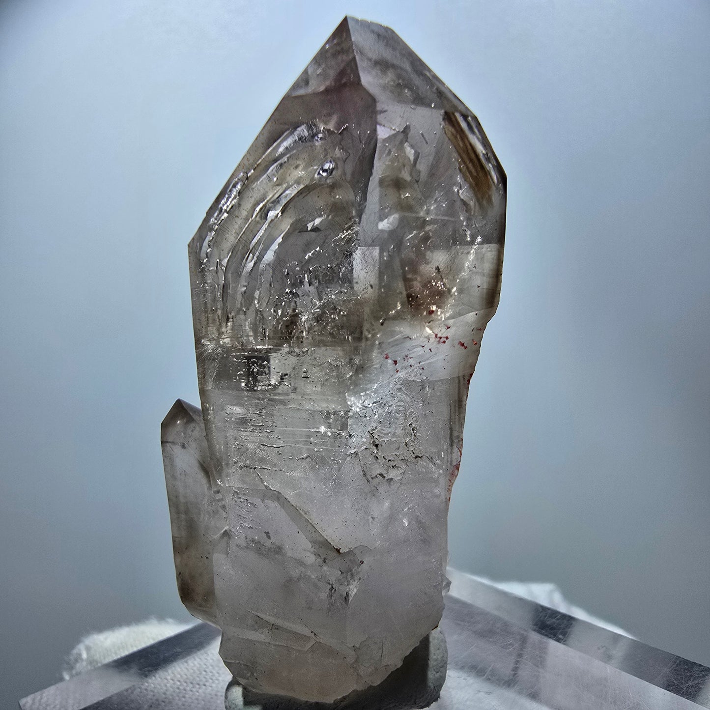 Quartz fumé fantôme transparent, pointe de sceptre, Goboboseb, Namibie, 60 x 28 x 22 mm
