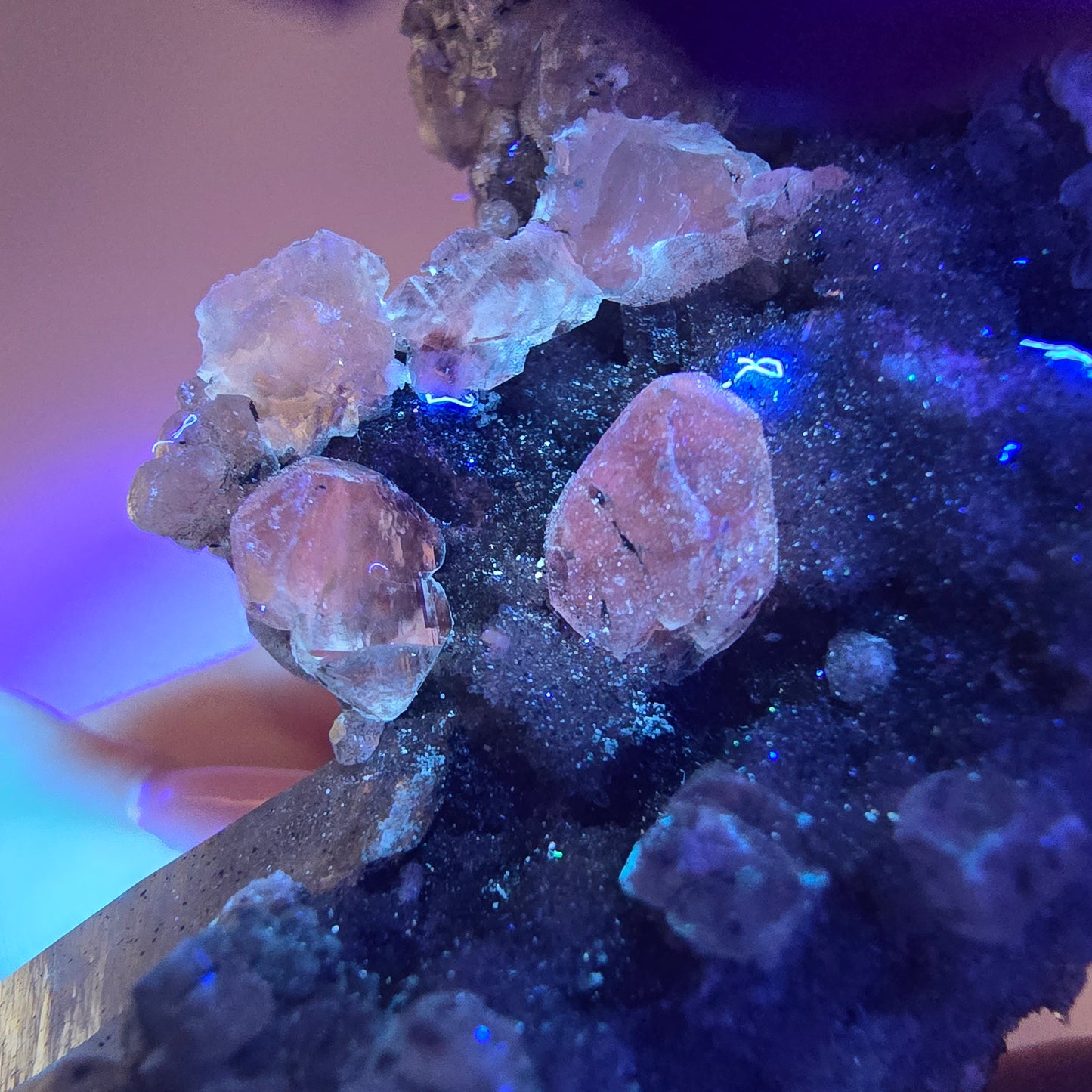 Quartz fumé Harlequin DT, calcite UV, spécimen de chrysocolle, Valentine Pocket, Namibie, 108 x 64 x 44 mm