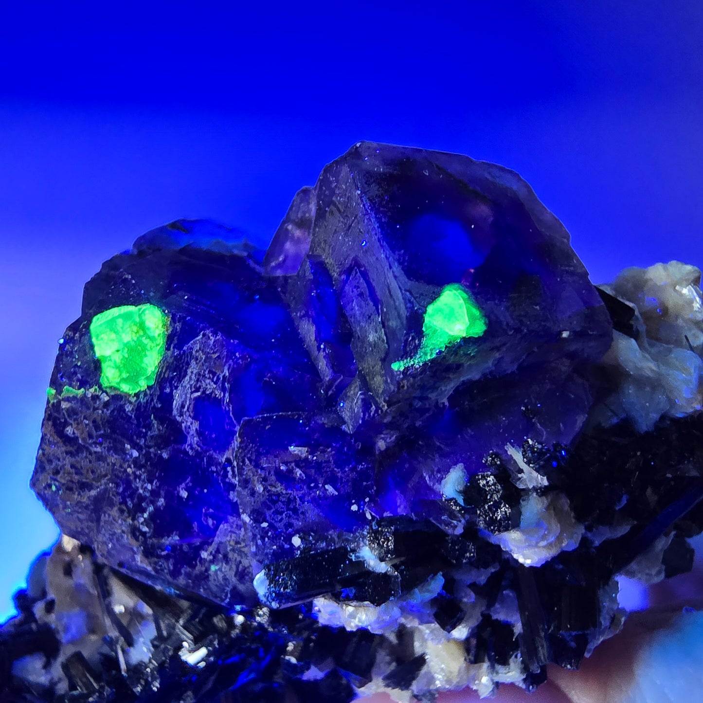 Fluorite fantôme colorée, tourmaline schol, hyalite, quartz fumé, muscovite, Erongo, Namibie, 78 x 70 x 48 mm