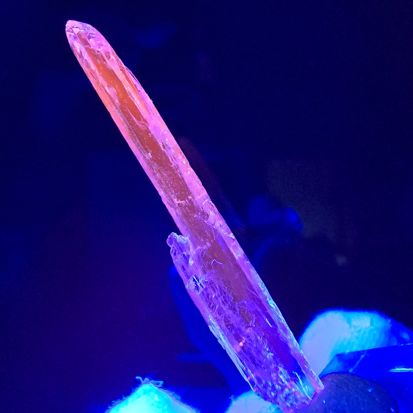 Seltener Kunzit X Spodumen Kristall weiß UV Mineral 44*5*3mm aus Brasilien
