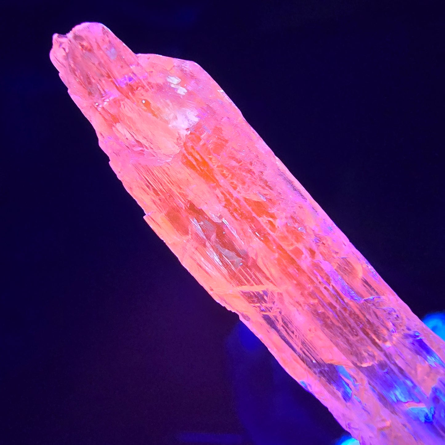 Seltener Kunzit X Spodumen Kristall weiß UV Mineral 48*9*5mm aus Brasilien