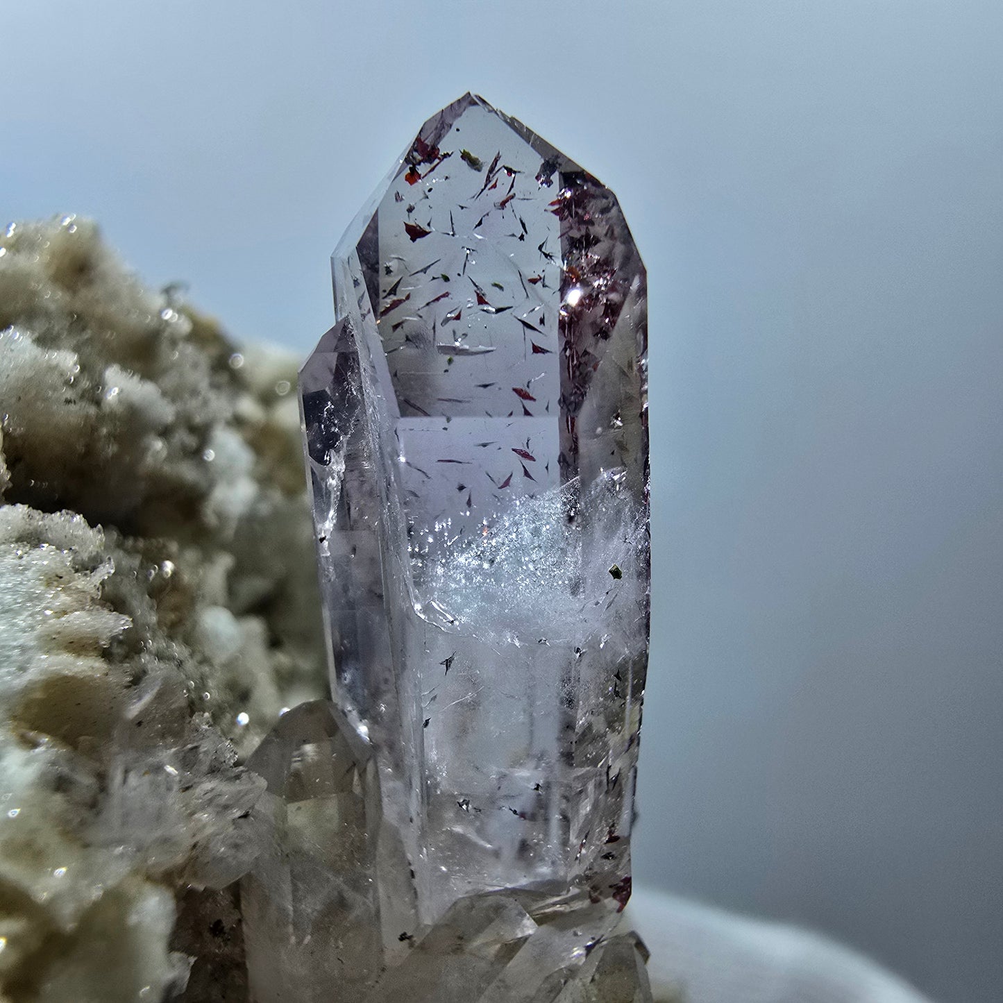 Améthyste Fantôme Harlequin, calcite UV sur matrice Valentine Pocket Gobob. Namibie 78 x 65 x 46 mm