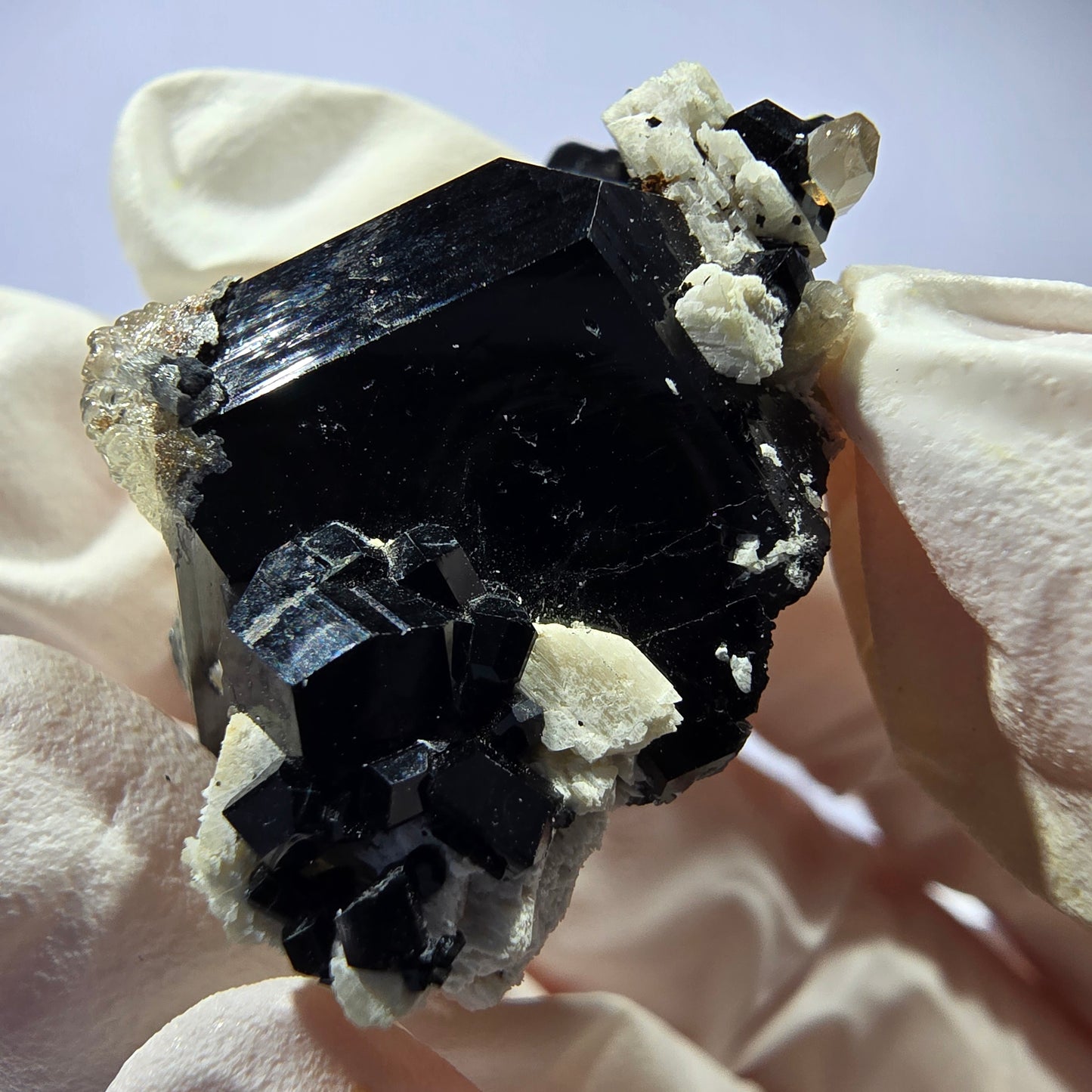 Spécimen de tourmaline Schorl, hyalite, quartz fumé et orthose, Erongo, Namibie, 33 x 23 x 19 mm