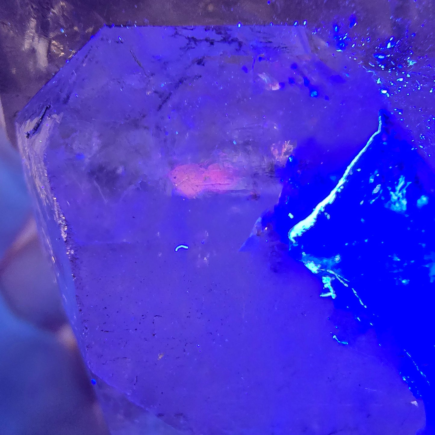 Sceptre fantôme squelette XL en quartz fumé DT, poche Saint-Valentin en calcite UV, Namibie 191 x 60 x 51 mm