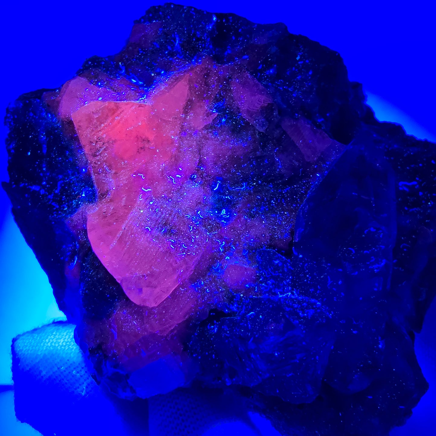 Amethyst Skelett Zepter, UV Calcit auf Matrix Goboboseb, Namibia 101*77*62mm
