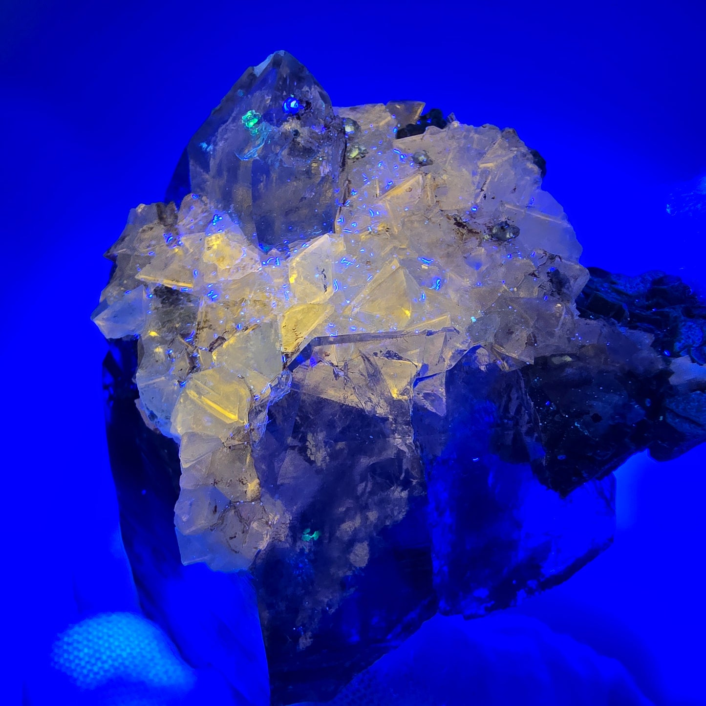 Phantom Rauchquarz mit UV Calcit, Hyalit, Muskovit Goboboseb, Namibia 67*52*41mm