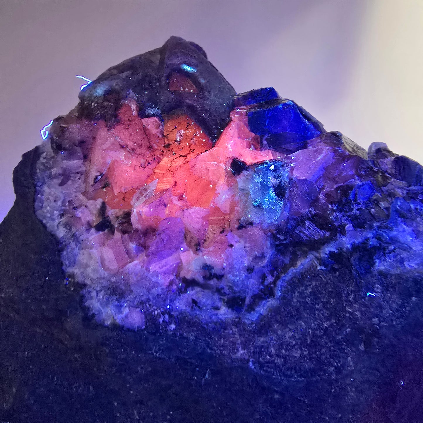 Sceptre en quartz fumé squelette, spécimen de calcite UV, poche Saint-Valentin, Goboboseb, Namibie, 117 x 60 x 59 mm