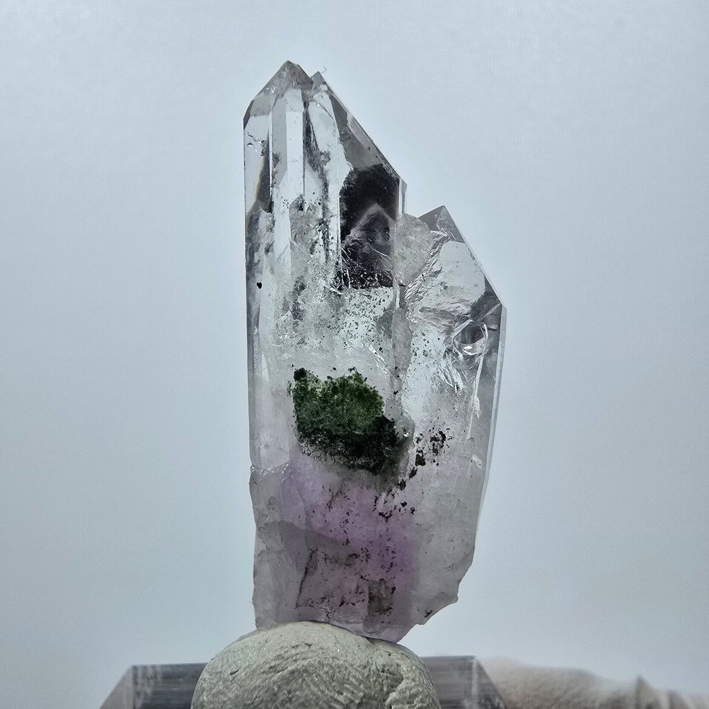 Améthyste fantôme avec hématite, mine Streep, Goboboseb, Namibie, 44 x 16 x 10 mm