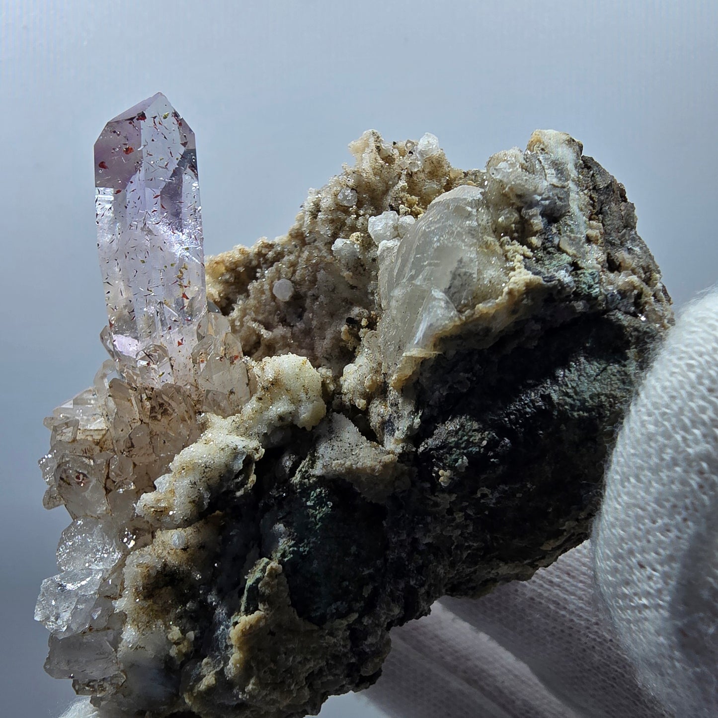Améthyste Fantôme Harlequin, calcite UV sur matrice Valentine Pocket Gobob. Namibie 78 x 65 x 46 mm