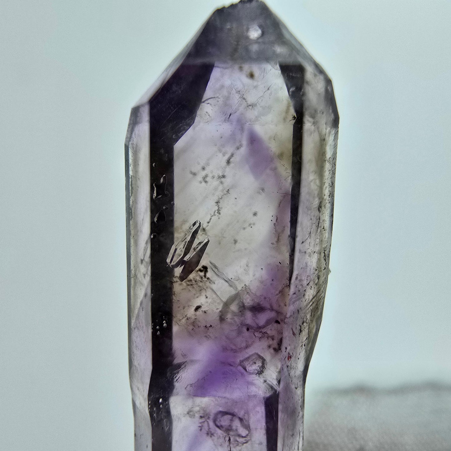 Phantom Amethyst Hämatit Zepter mit UV Calcit Goboboseb, Namibia 35*9*6mm